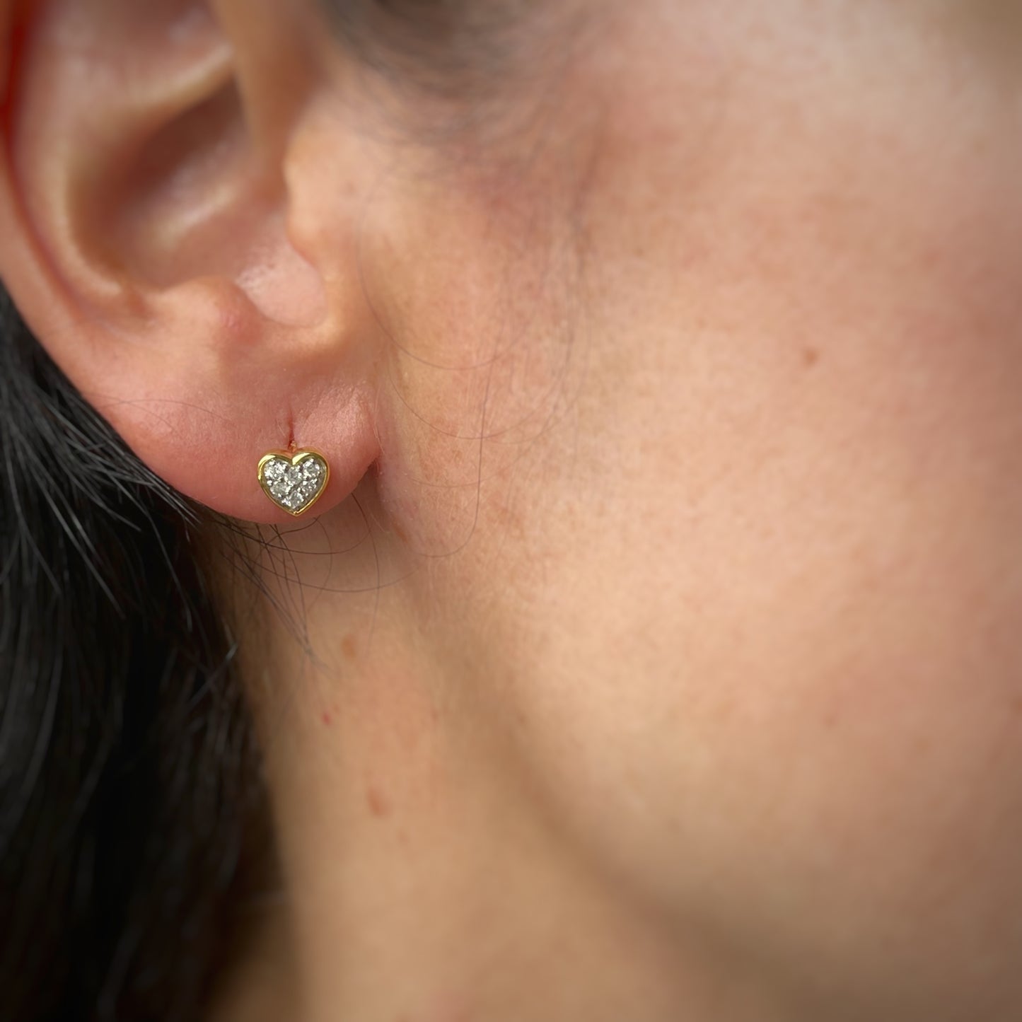 Aretes de corazón en plata con baño de oro amarillo y diamantes 0.17ctw