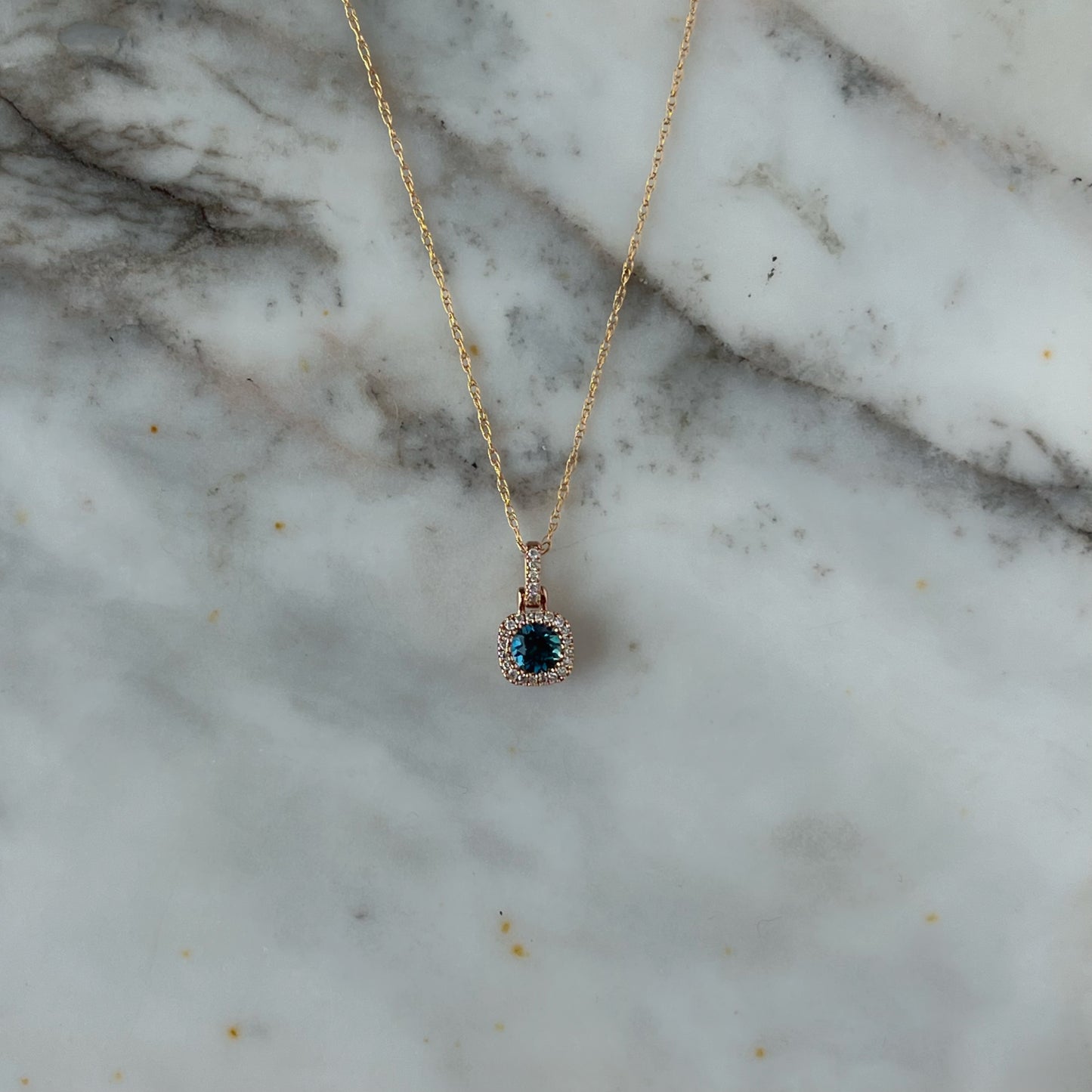 Collar en oro rosa 10 k con dije de Topacio azul y Halo de diamantes 0.08ctw