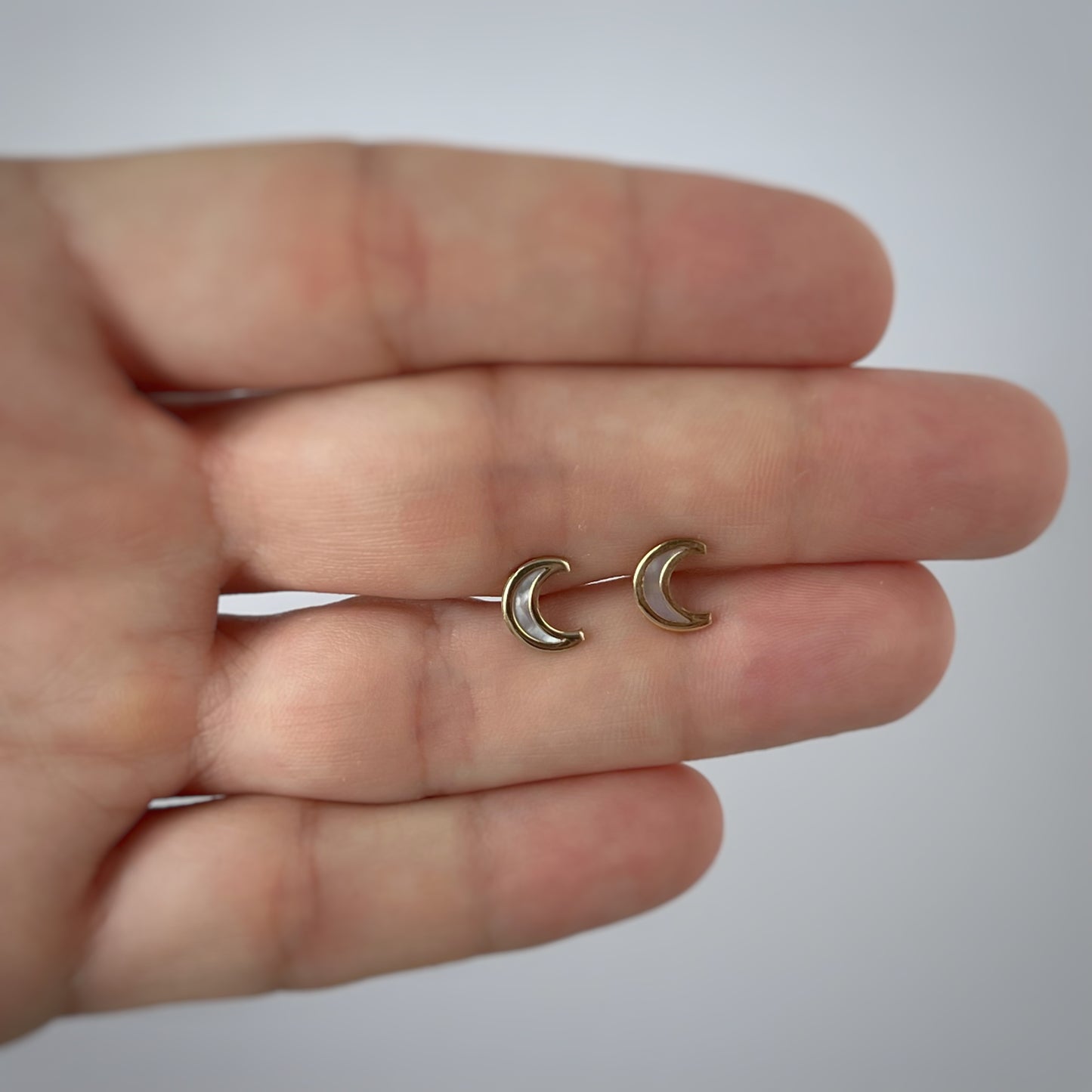 Aretes luna en madre perla con borde de oro de 14k con tope ortopédico