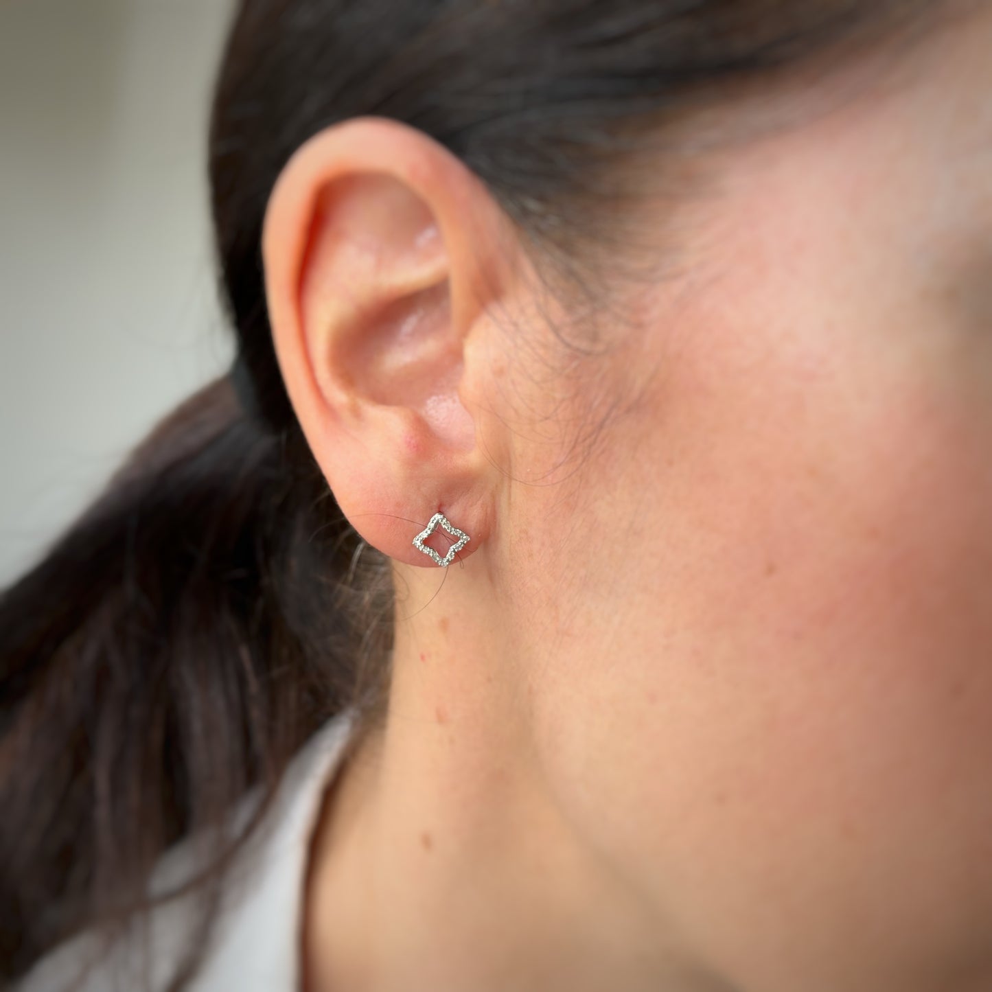 Aretes en oro blanco 14k flor de borde de diamantes 0.07ctw