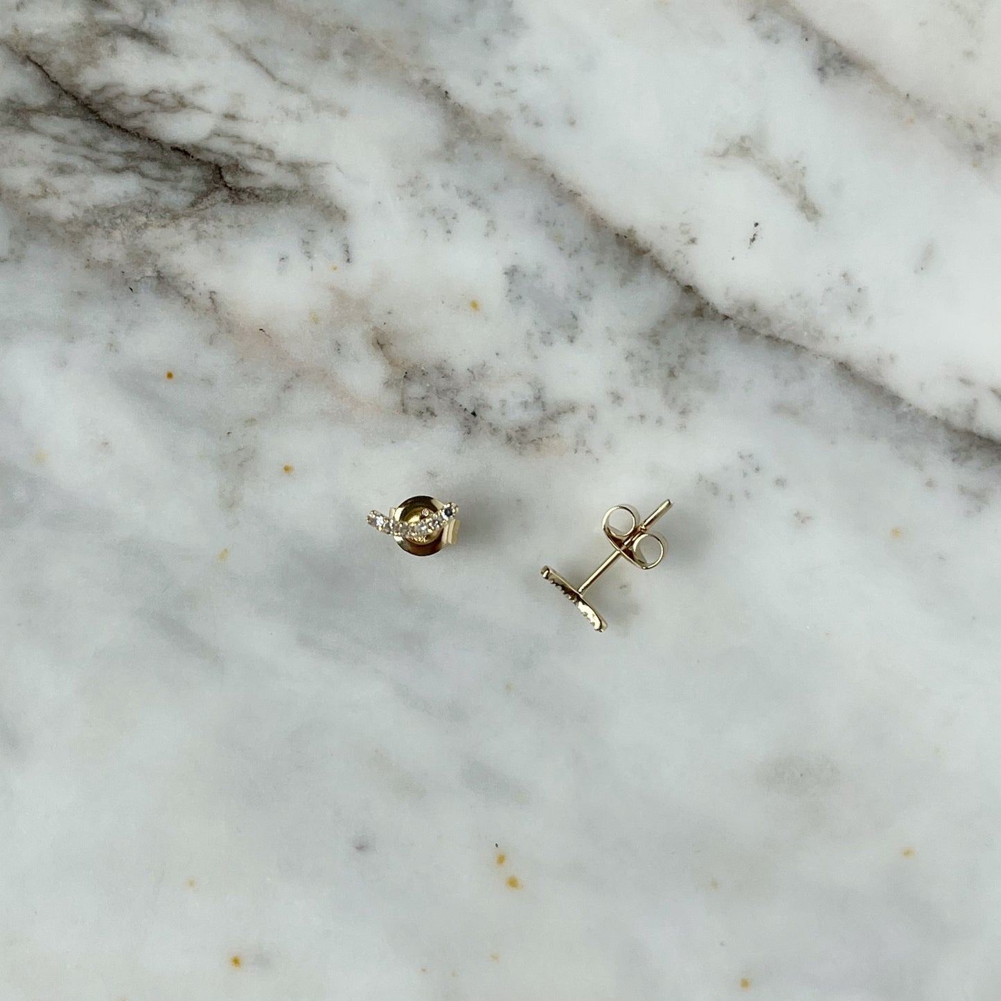 Aretes curva de diamantes en oro amarillo 14k 0.06ctw