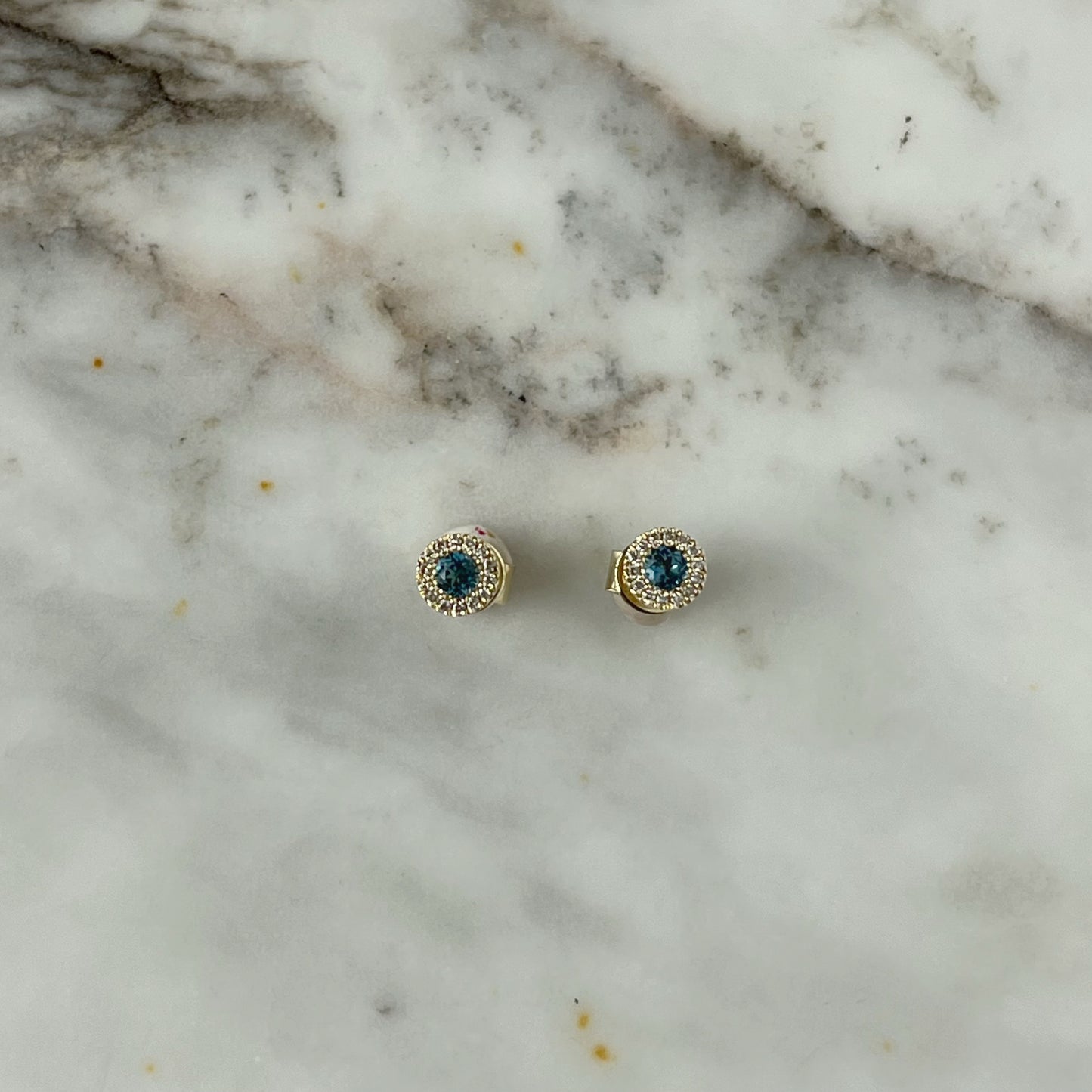 Aretes redondos en oro amarillo 10k con topacio y halo de diamantes 0.05ctw
