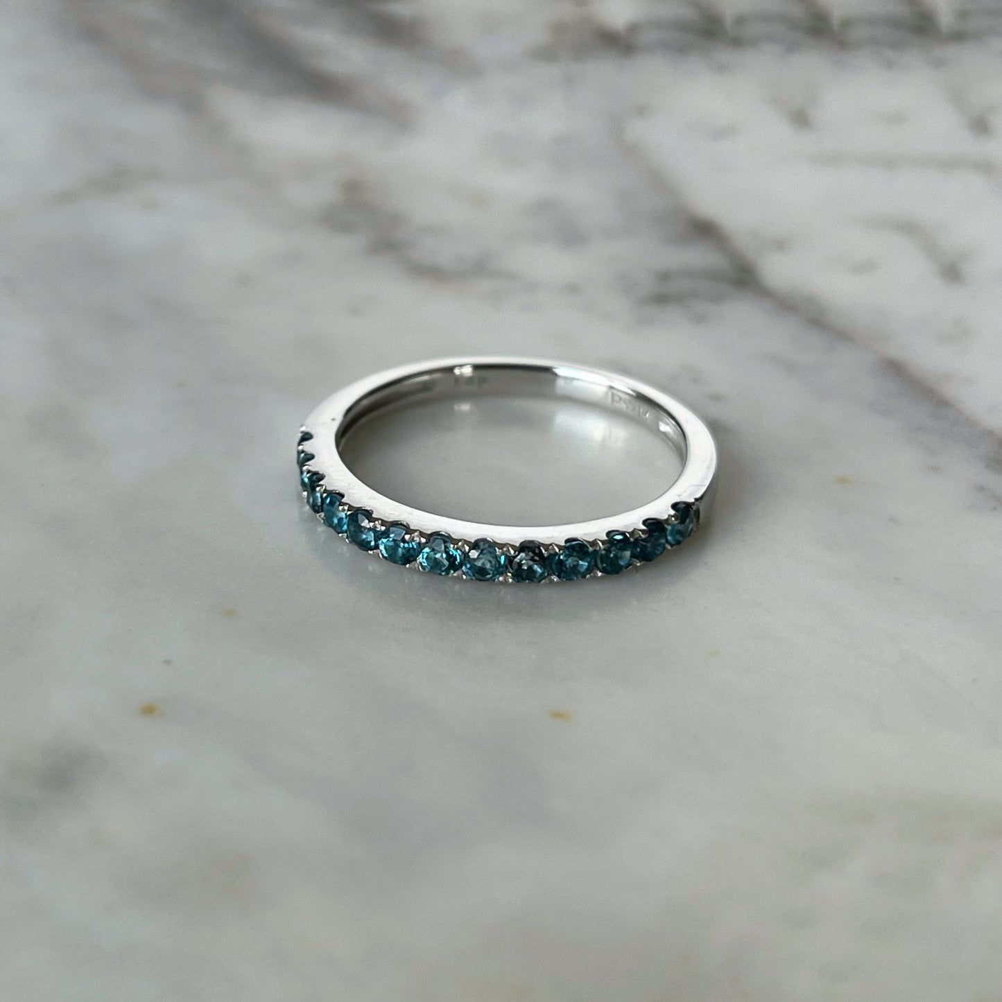 Medio cintillo de Topacio London Blue en oro blanco de 14k