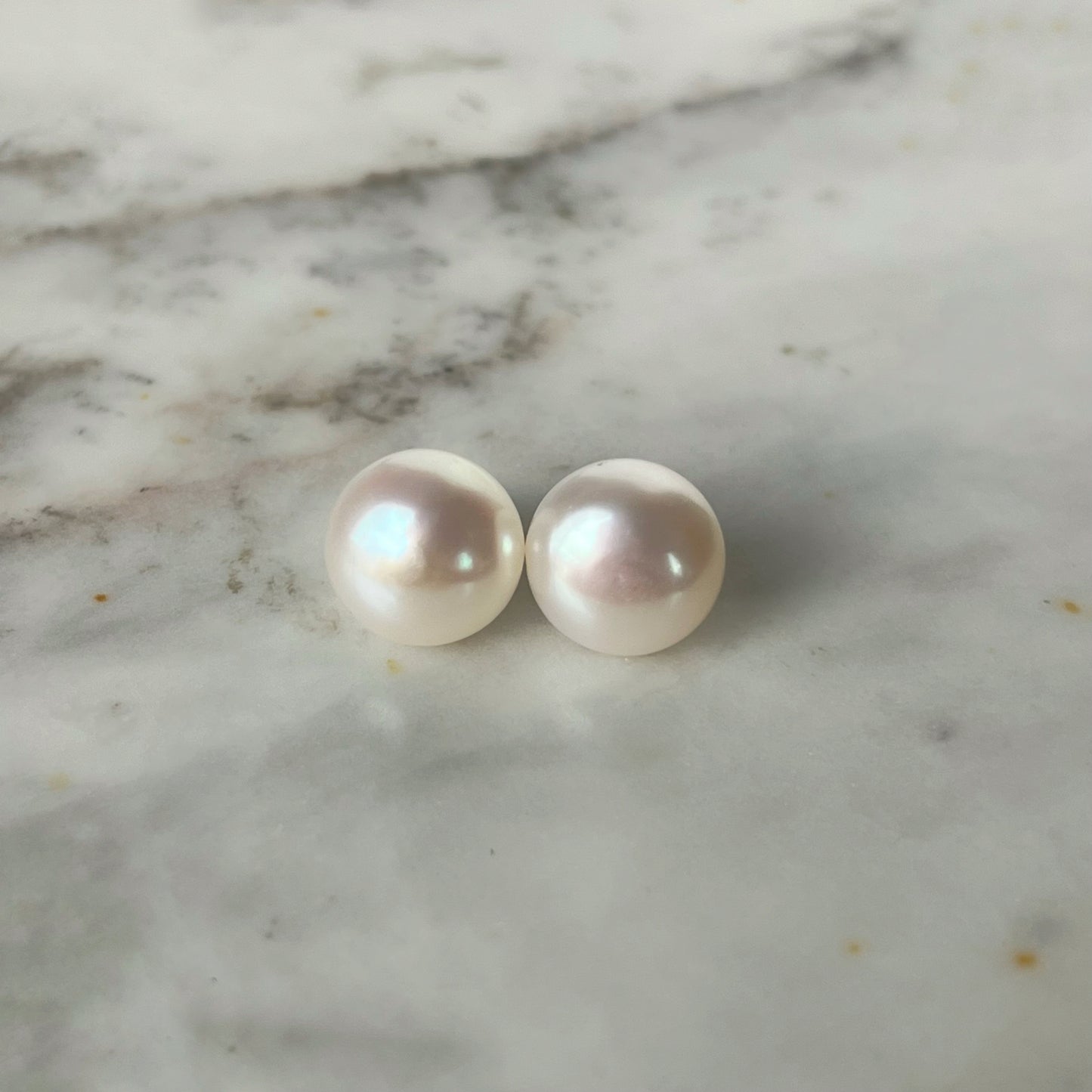 Aretes botones de perlas y oro amarillo 14k