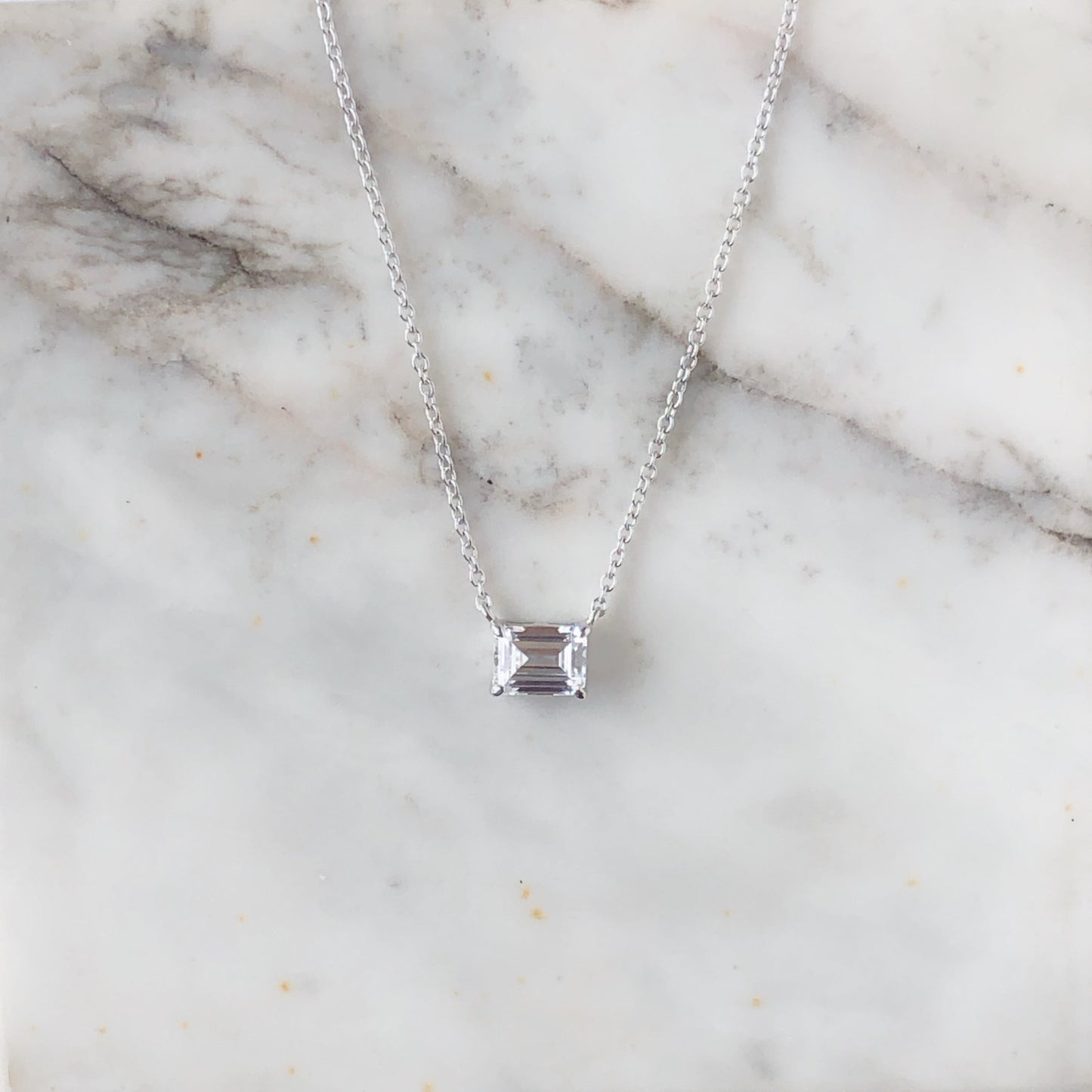 Collar con circón rectangular en plata con baño de platino