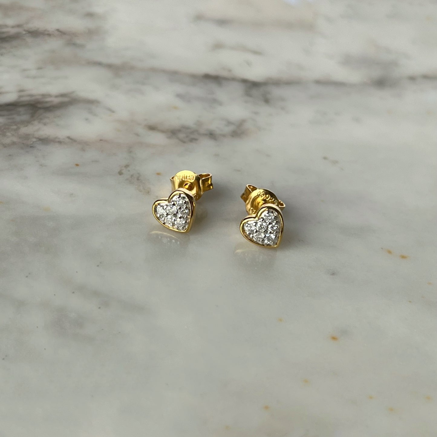 Aretes de corazón en plata con baño de oro amarillo y diamantes 0.17ctw