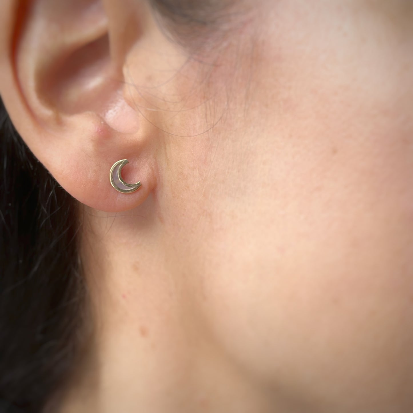 Aretes luna en madre perla con borde de oro de 14k con tope ortopédico