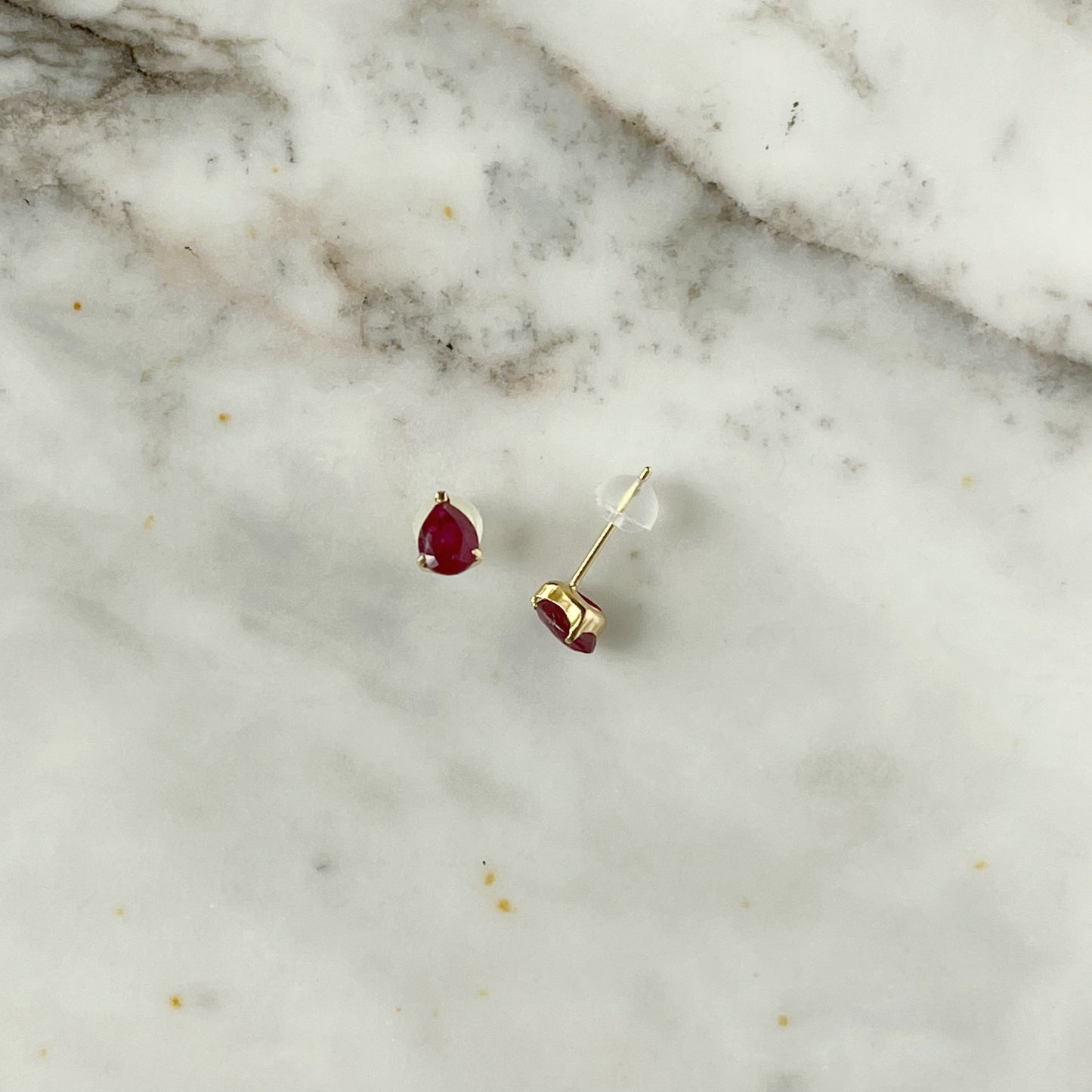 Aretes en oro amarillo 18k con rubí forma de gota 0.80ctw