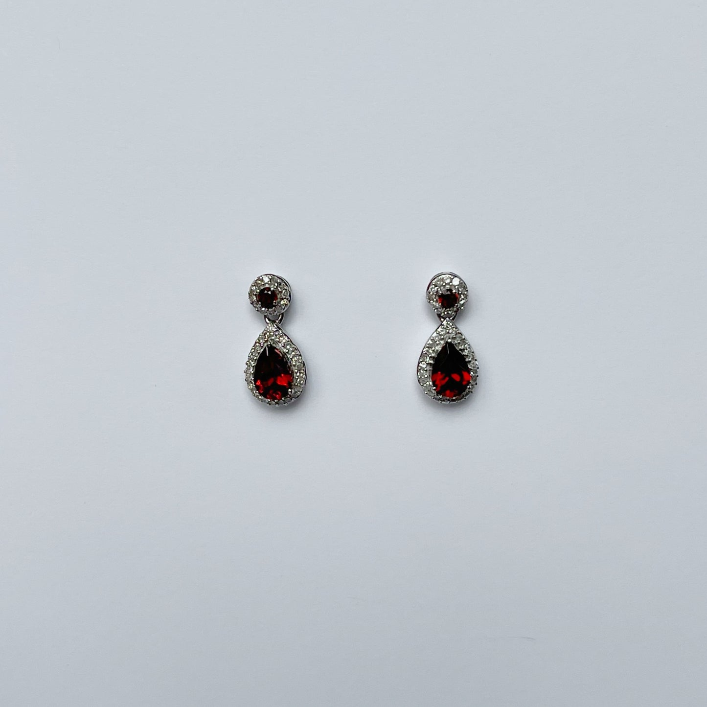 Aretes gota de granate y diamantes 0.18ctw en oro blanco 10K