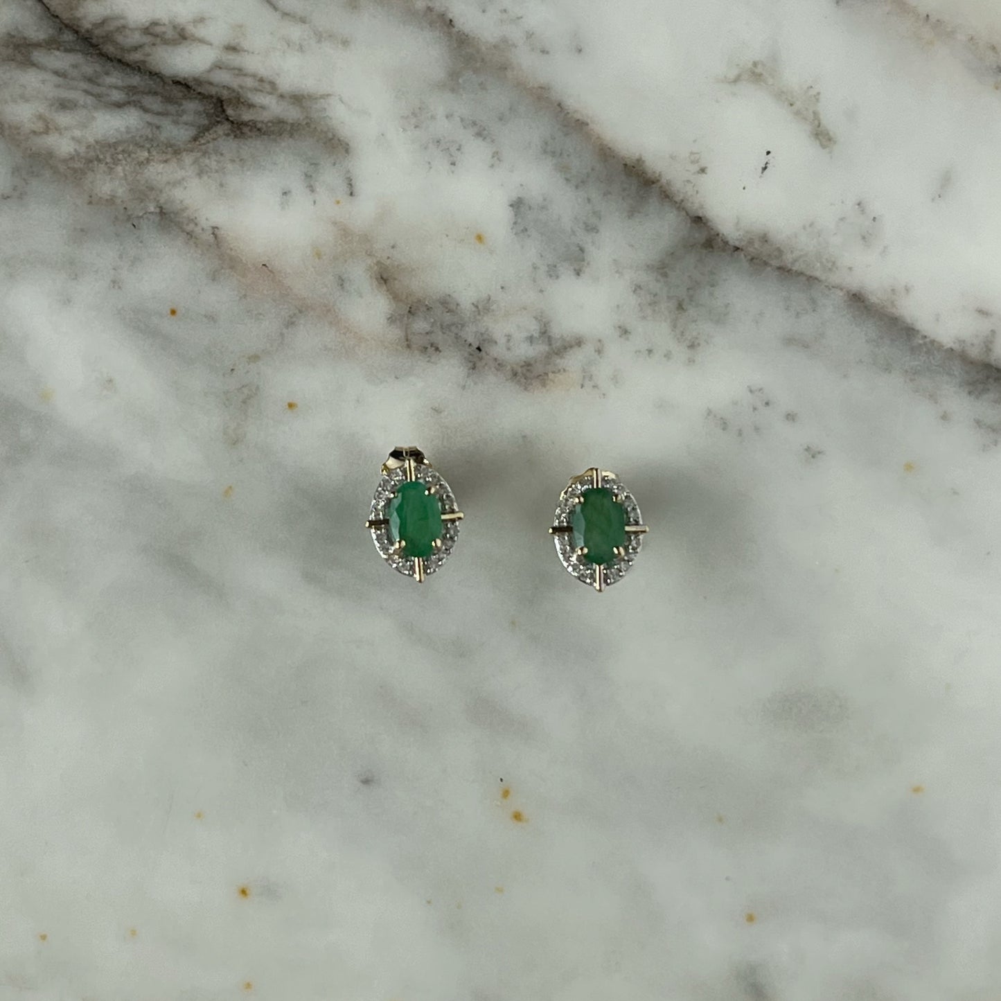 Aretes en oro amarillo 10k con esmeralda y halo de diamantes 0.10ctw y líneas de oro