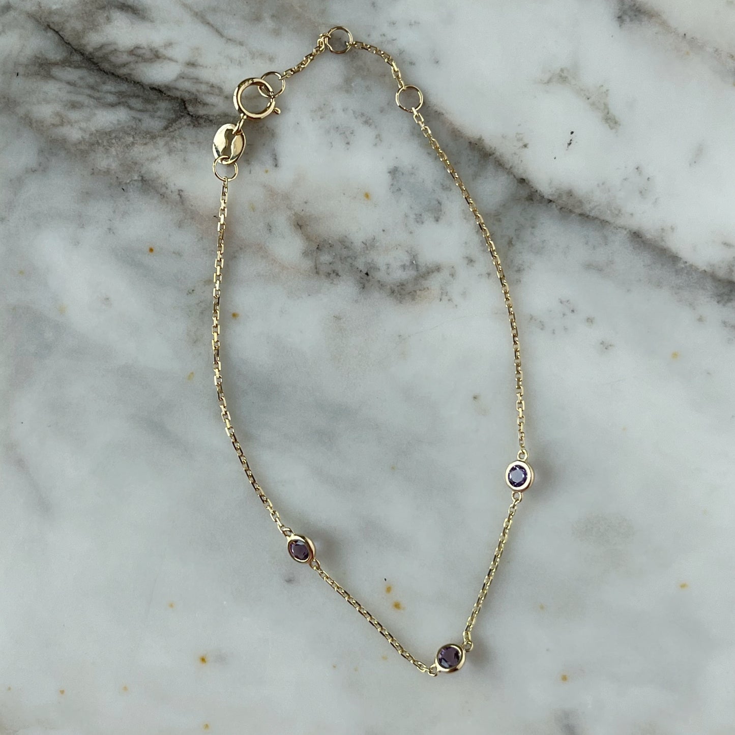 Pulsera en oro amarillo 14k con 3 estaciones de amatistas 0.33ctw