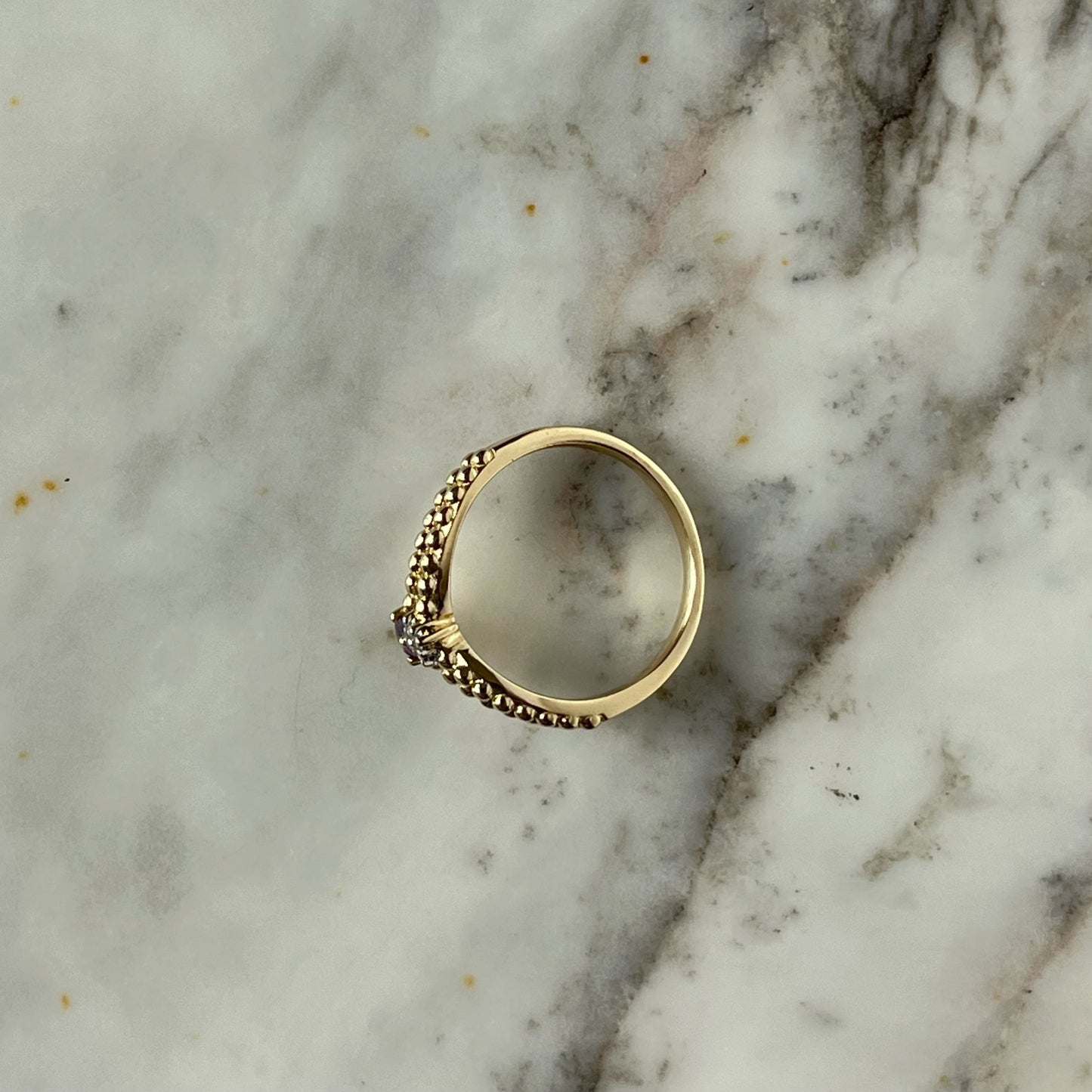 Anillo en oro amarillo 10k con amatista y diamante