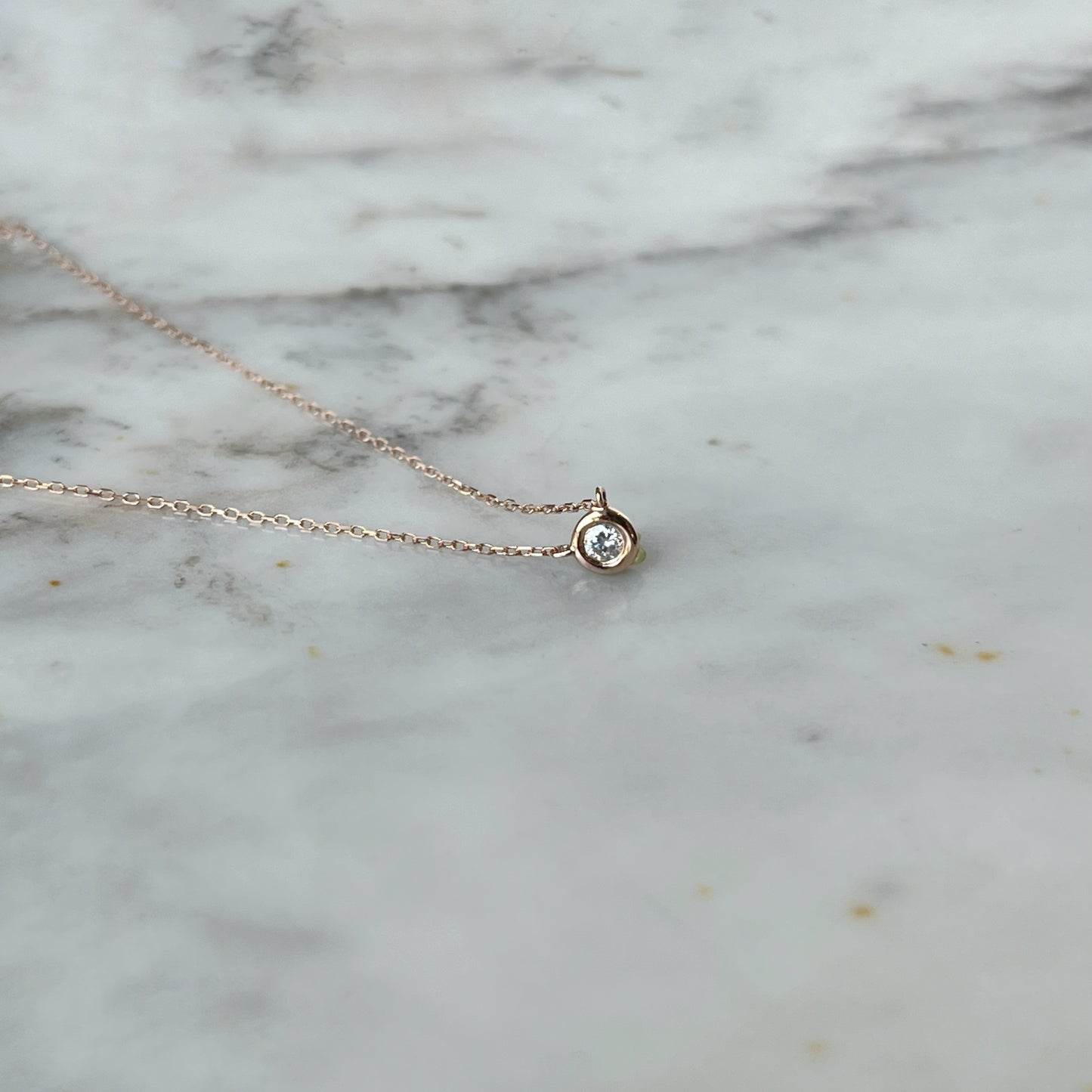 Collar en oro rosa 14k con diamante biselado 0.05ctw
