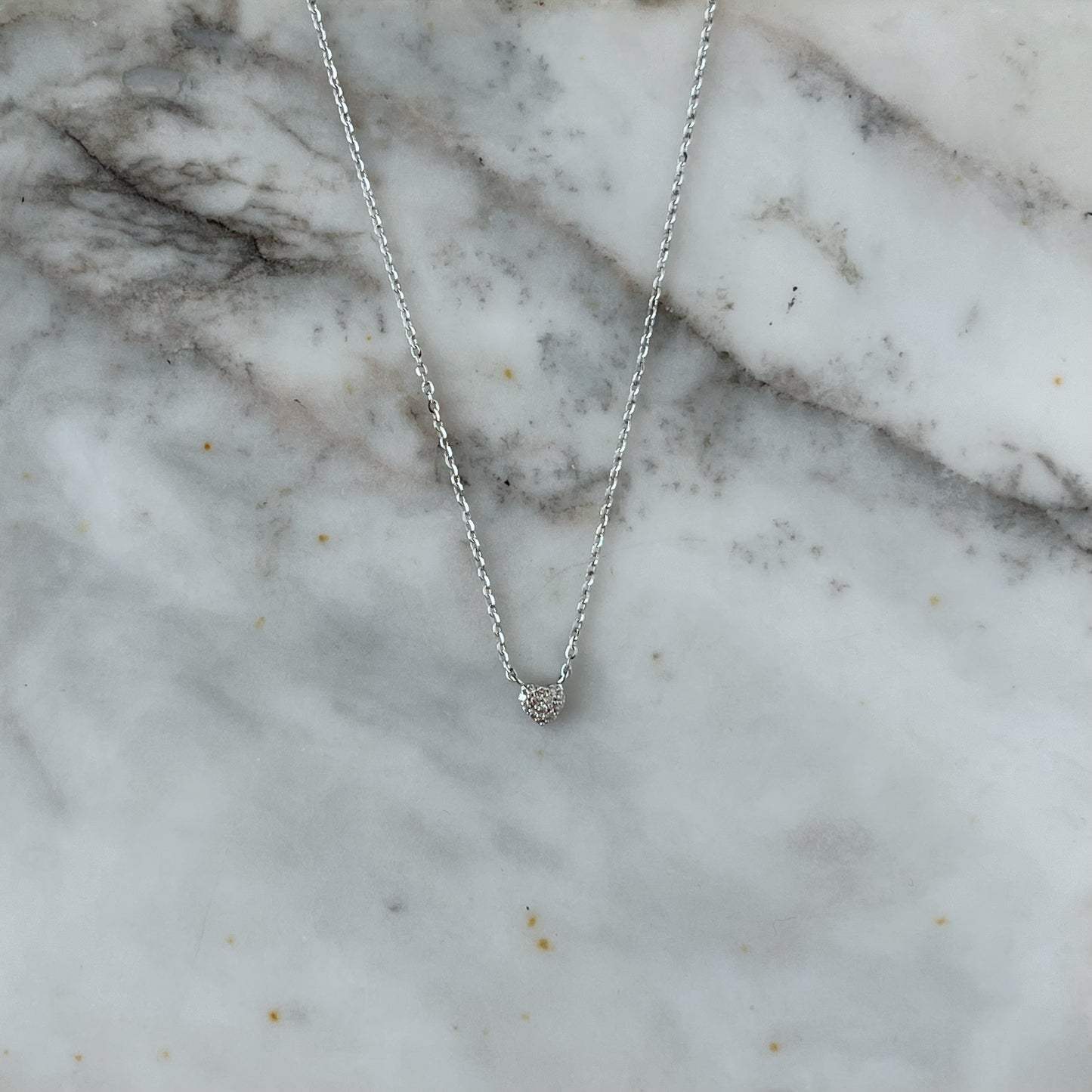 Collar en oro blanco de 10k con corazón de diamantes 0.05ctw