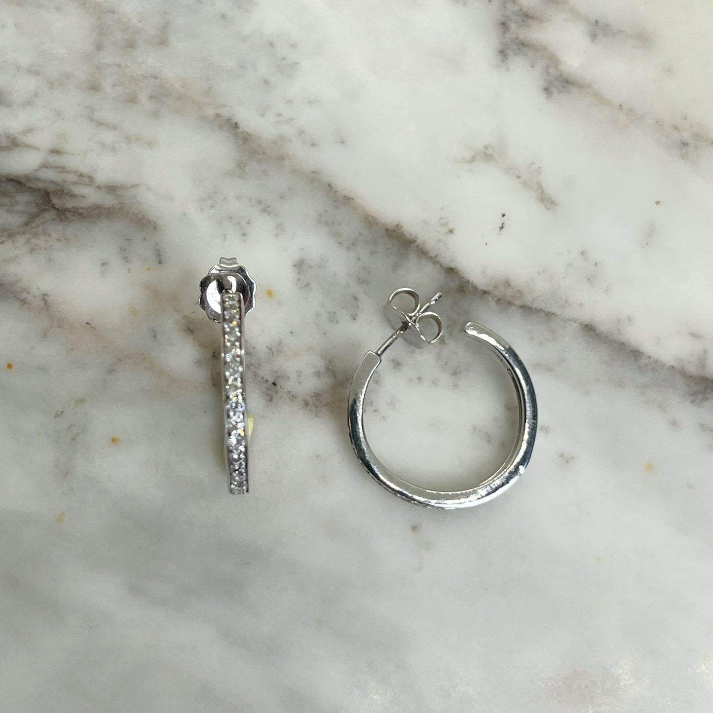 Argollas con mariposa en oro blanco 10 k con diamantes 0.50ctw