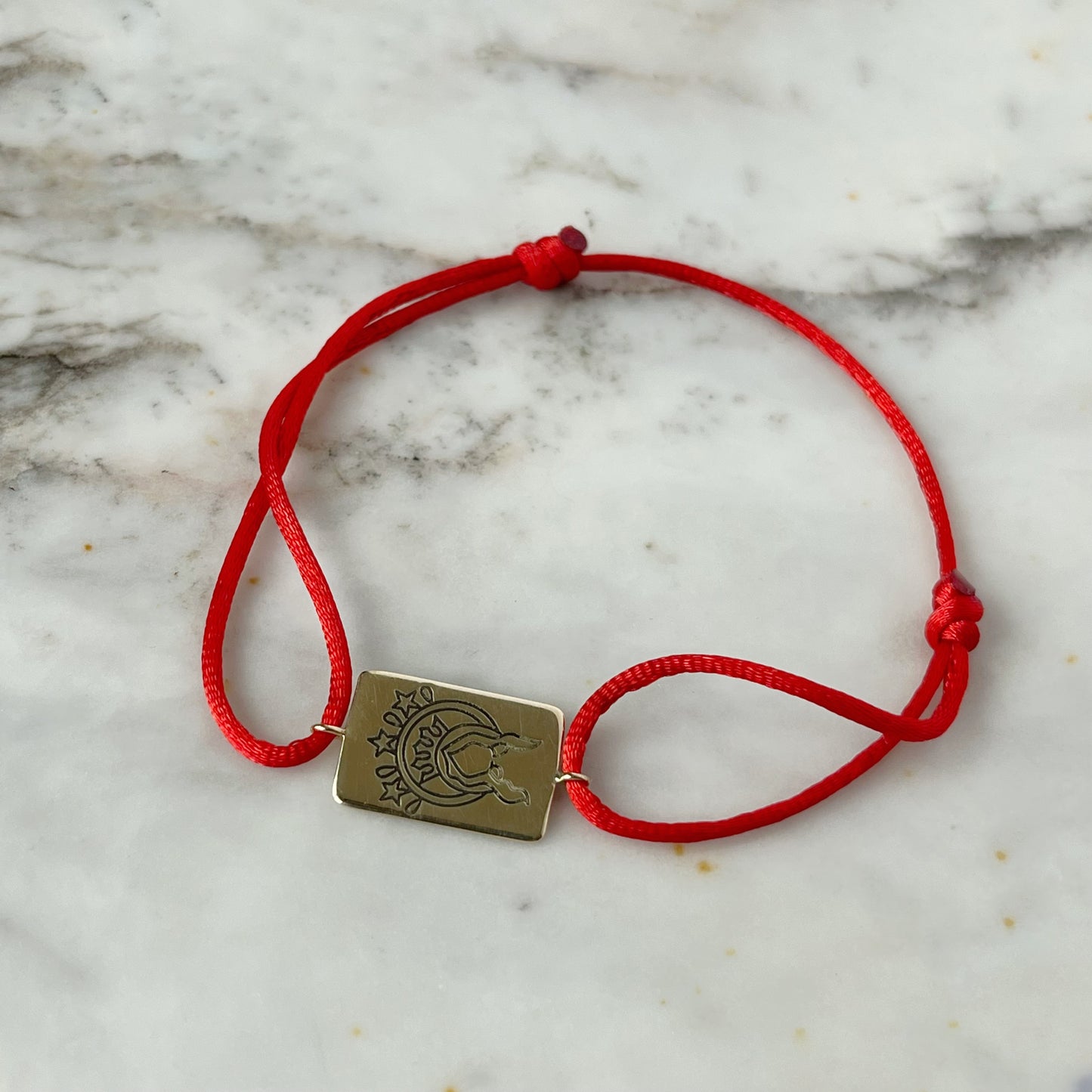 Pulsera de cordón con escapulario rectangular en oro 14k