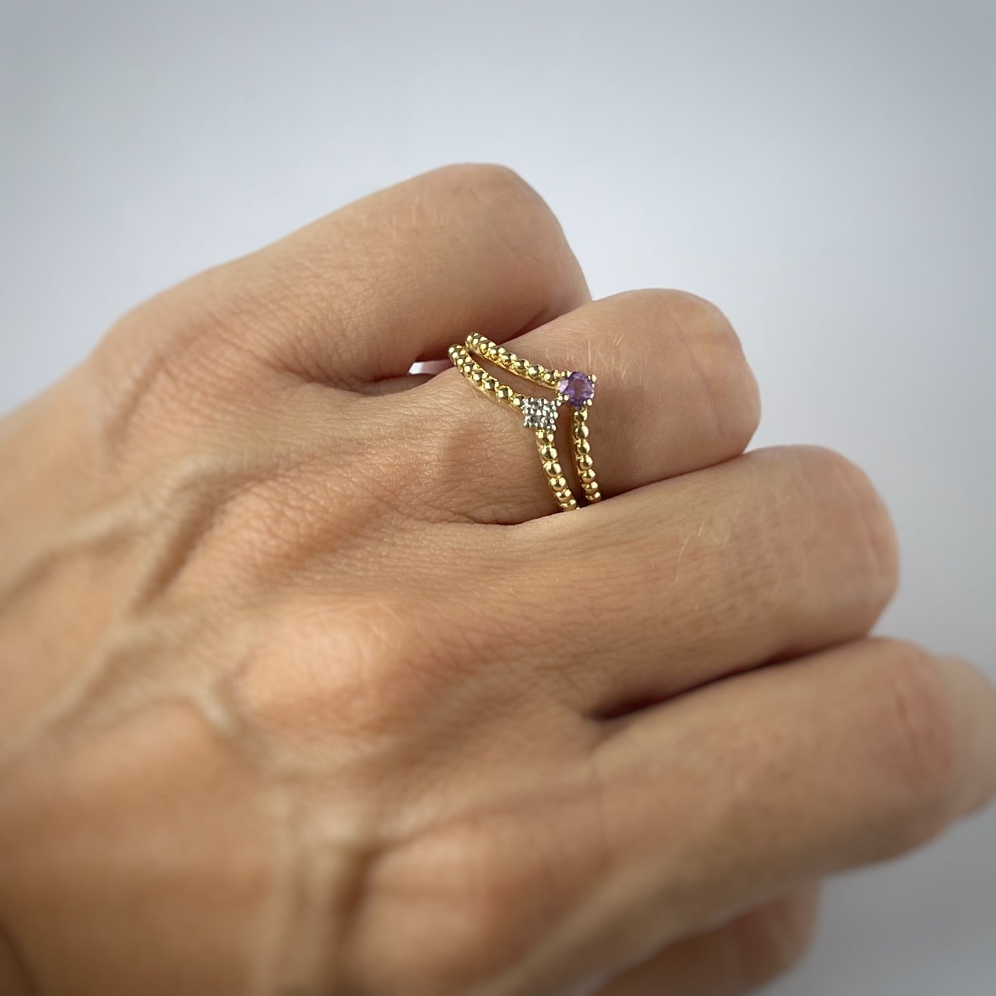 Anillo en oro amarillo 10k con amatista y diamante