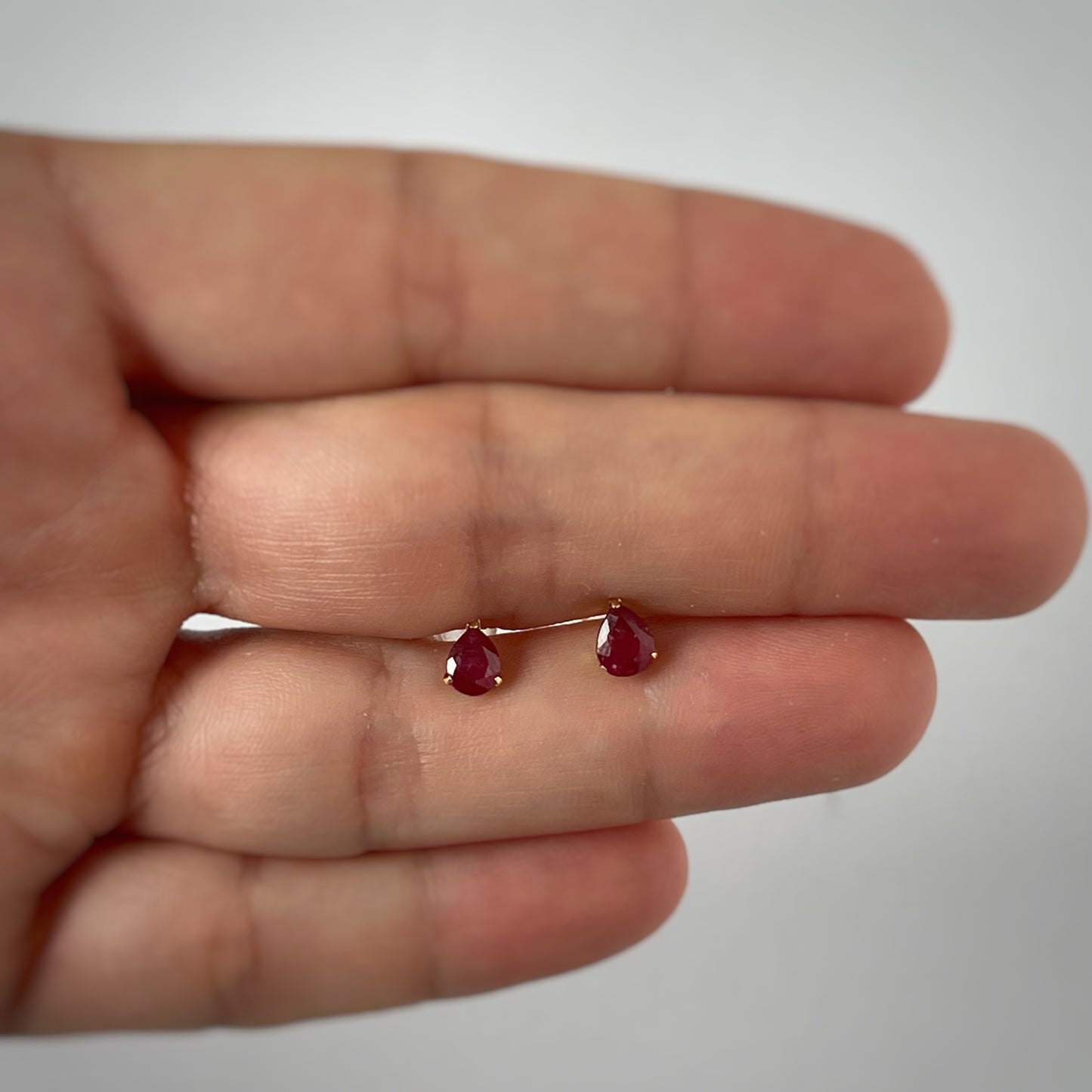 Aretes en oro amarillo 18k con rubí forma de gota 0.80ctw