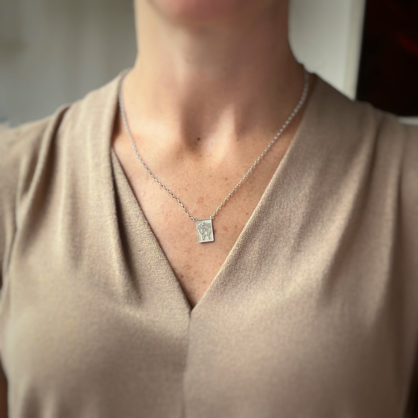 Escapulario de dos medallas en plata con cadena larga tipo rolo