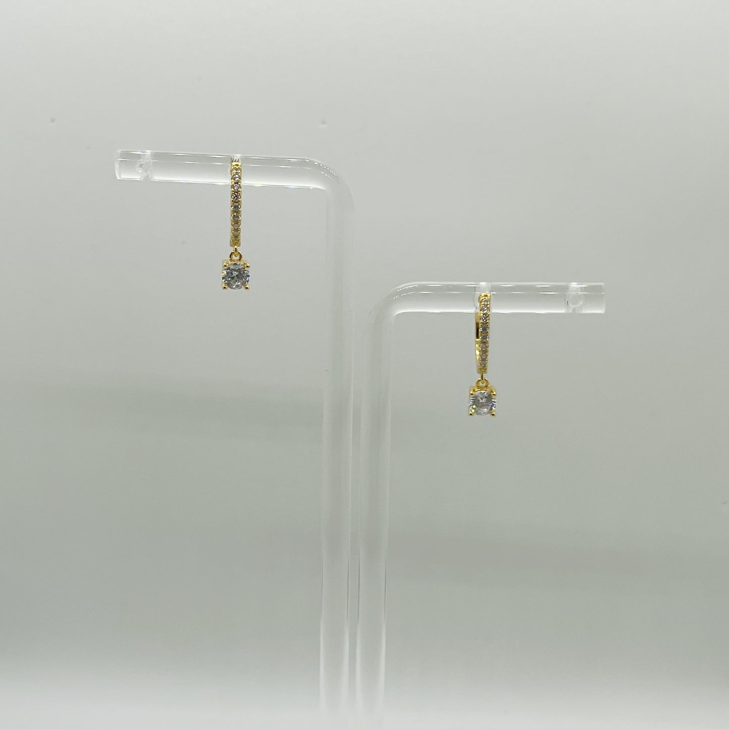 Argollas en plata con baño de oro amarillo y circonitas con circonita colgante