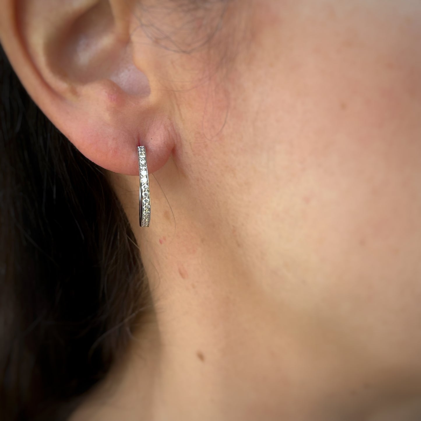 Argollas con mariposa en oro blanco 10 k con diamantes 0.50ctw