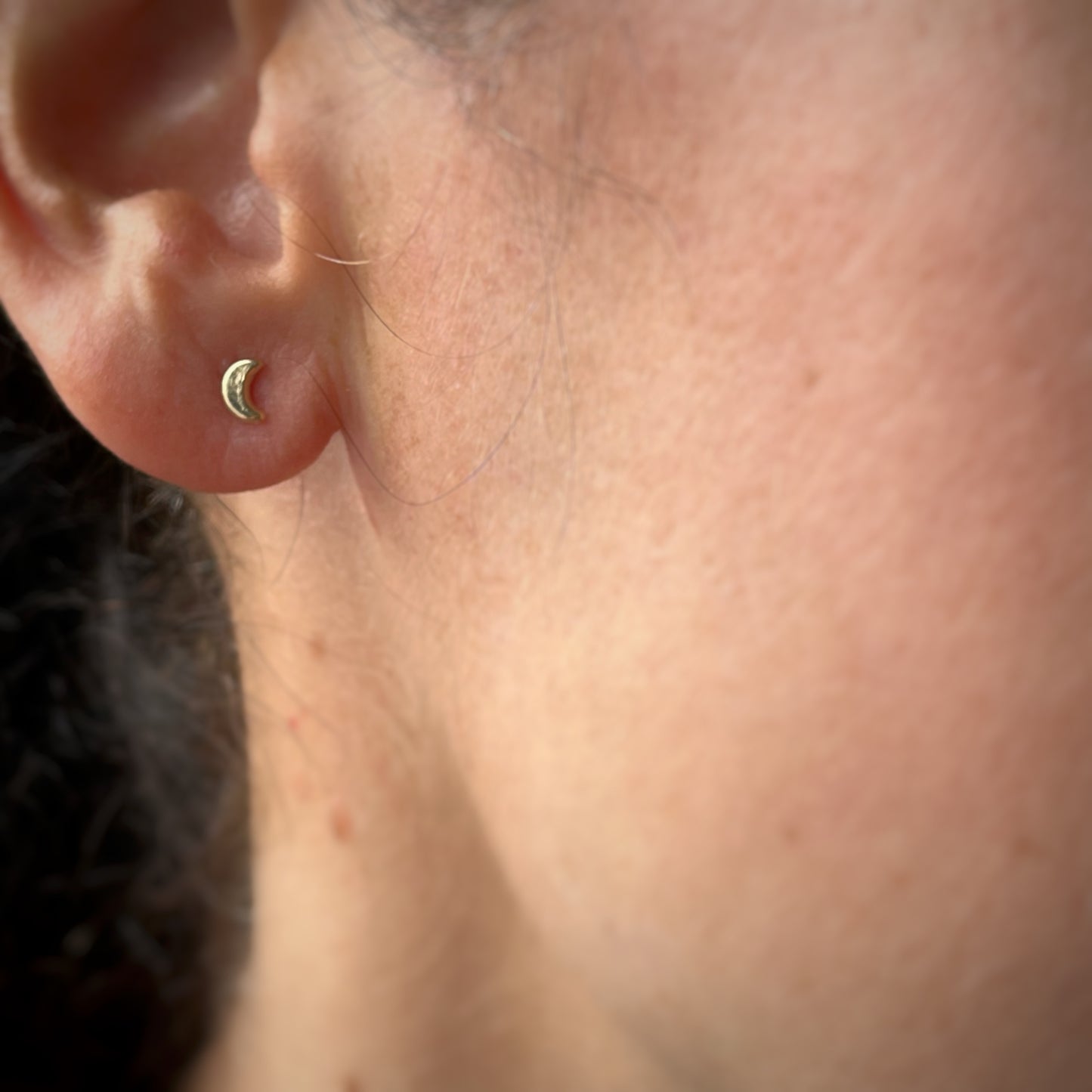 Arete single de lunita mini en oro amarillo de 14k con tope ortopédico