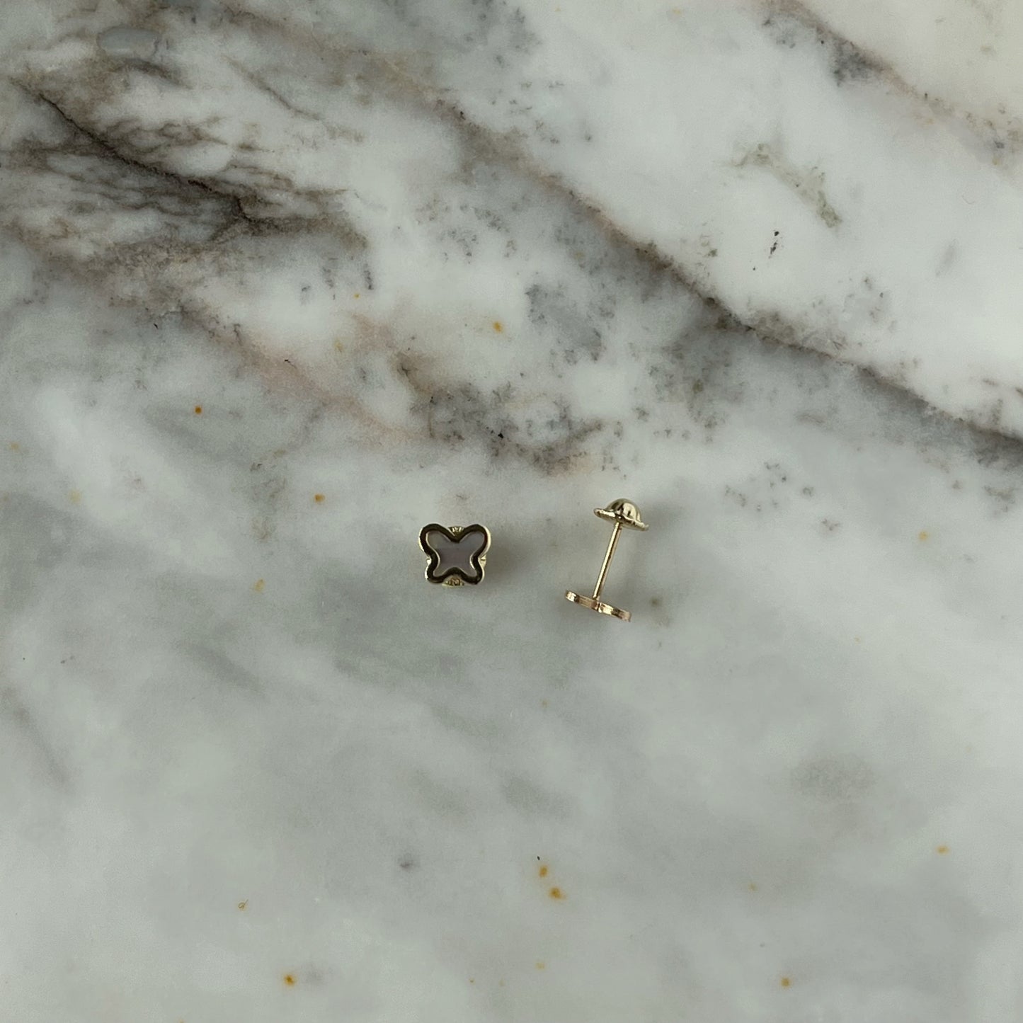 Aretes mariposa en madre perla con borde de oro de 14k con tope ortopédico