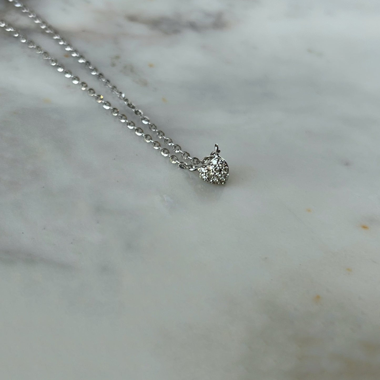 Collar en oro blanco de 10k con corazón de diamantes 0.05ctw