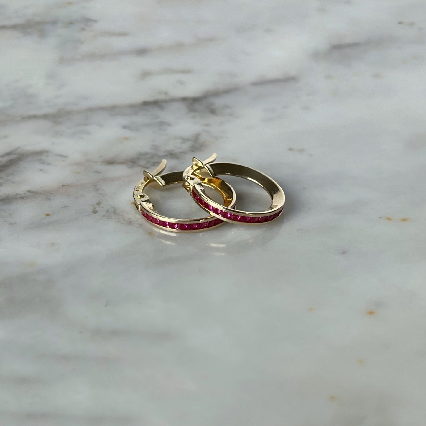 Argollas con Zirconitas rojas en oro 14 K