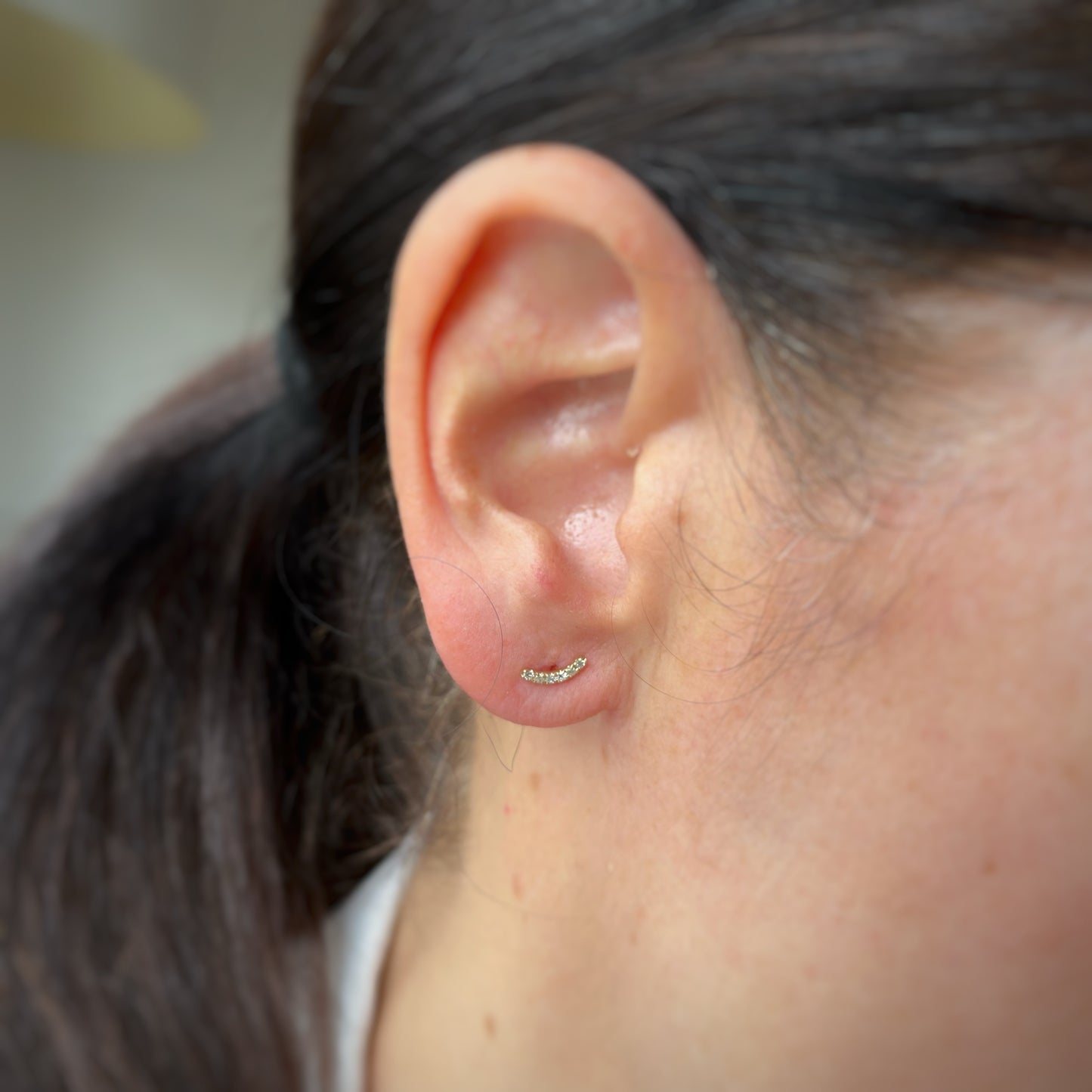 Aretes curva de diamantes en oro amarillo 14k 0.06ctw