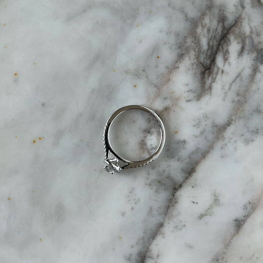 Anillo de compromiso en oro blanco 14k con diamante central redondo 0.33ct y Halo. Total en Diamantes 0.53ctw (SI2)