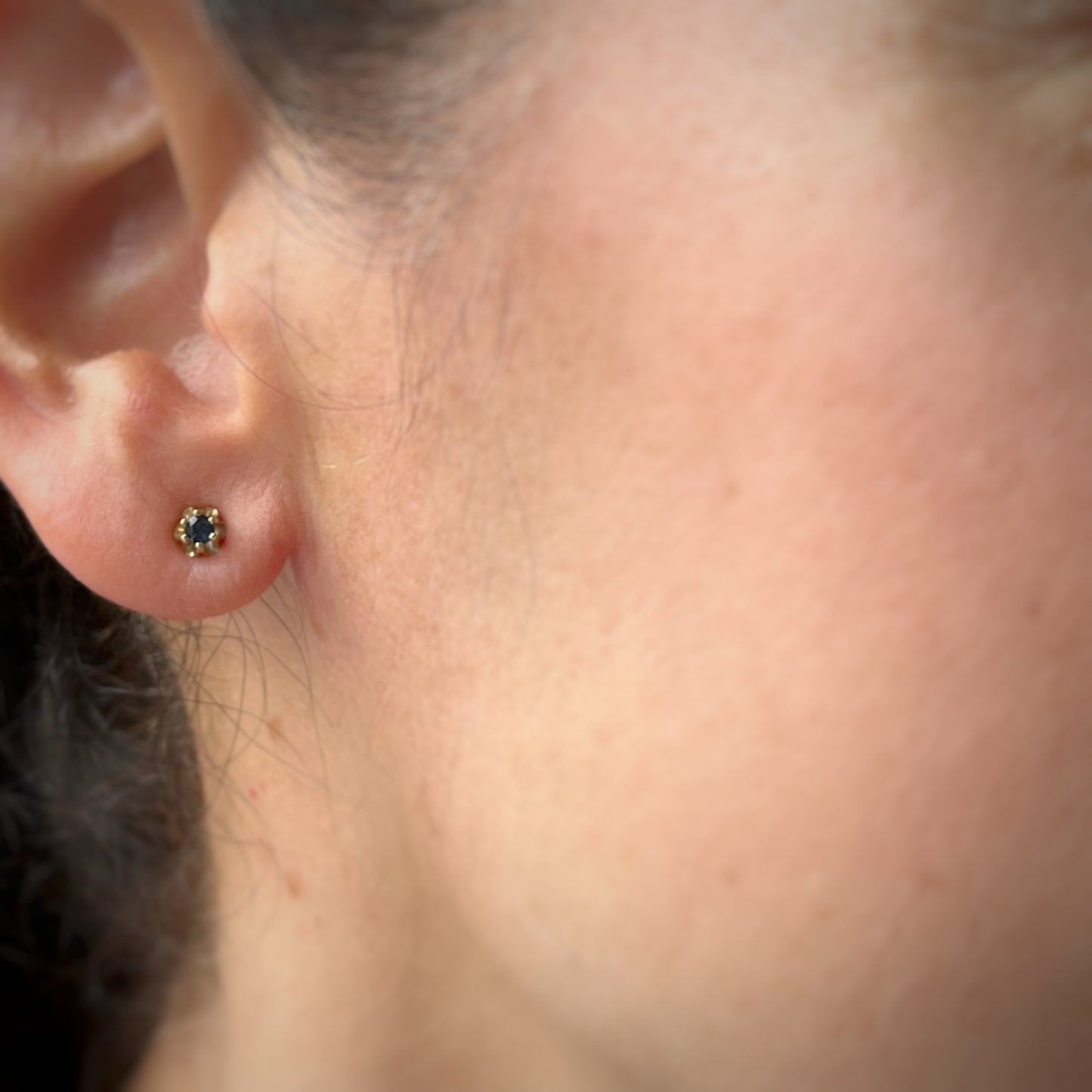 Aretes pequeños de zafiro en oro amarillo de 14k