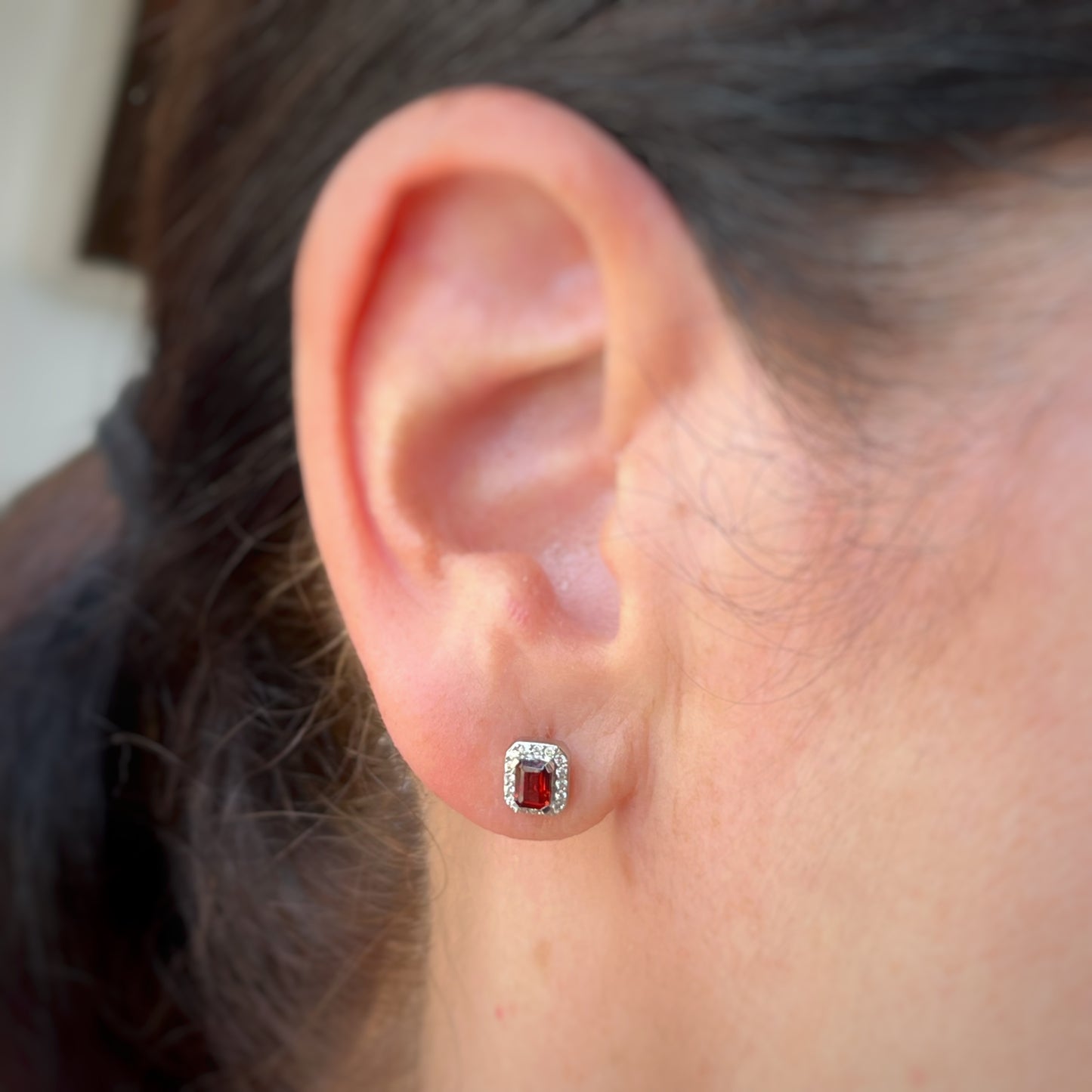 Aretes en oro blanco 10k con granate rectangular y halo de diamantes 0.10ctw