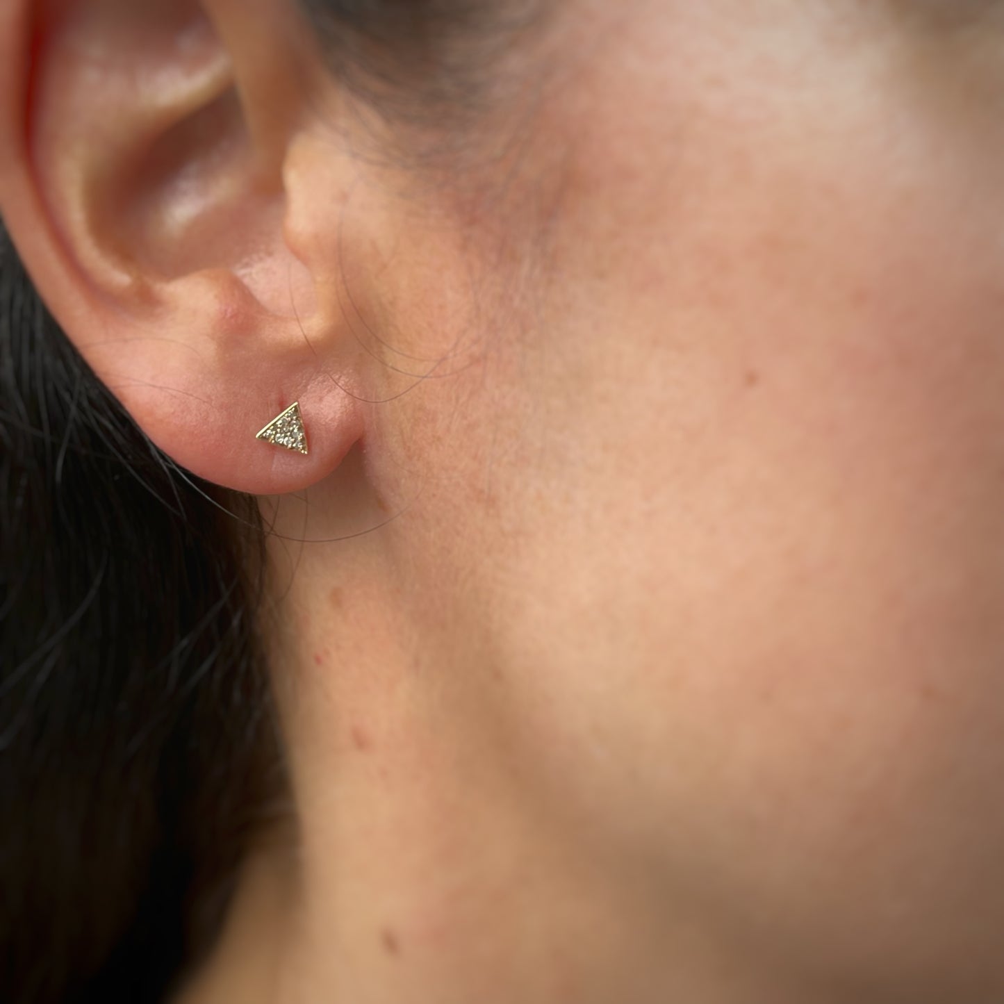 Aretes de triángulo con diamantes 0.08ctw en oro rosa 10k
