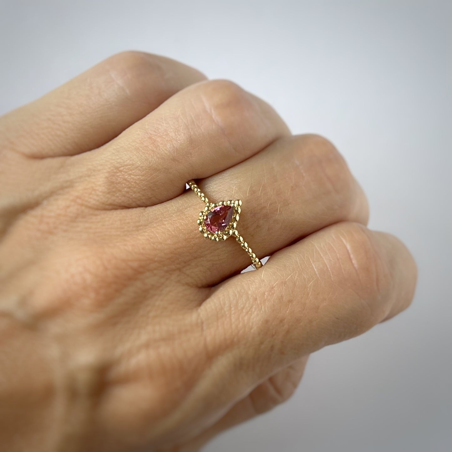 Anillo en oro amarillo 10k de bolitas con turmalina