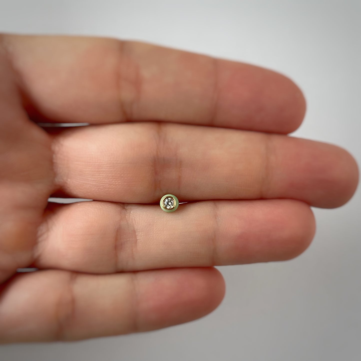 Arete single diamante 0.05ct y esmalte verde en oro rosa 18k