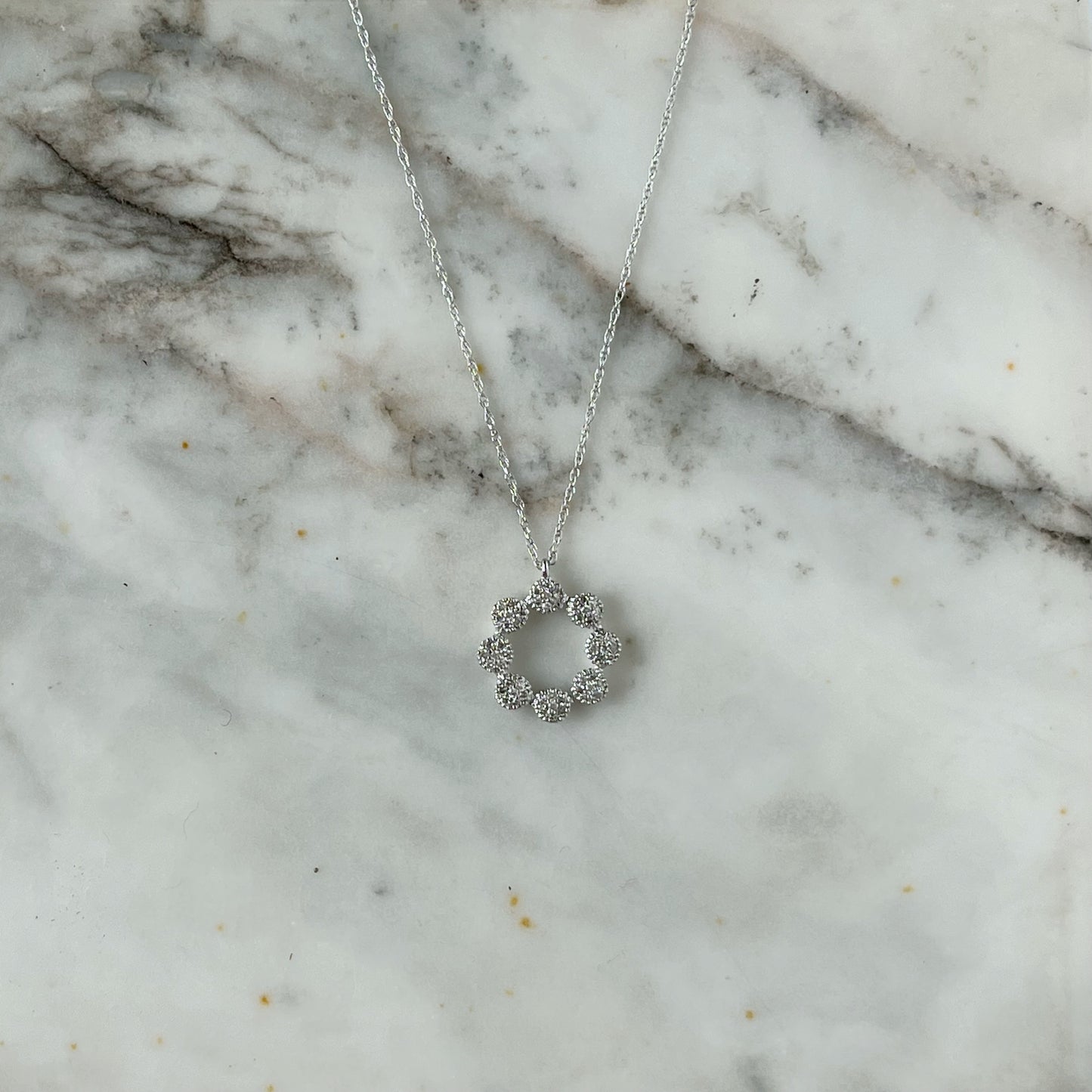 Collar en oro blanco 10k con dije de círculo de diamantes 0.17ctw