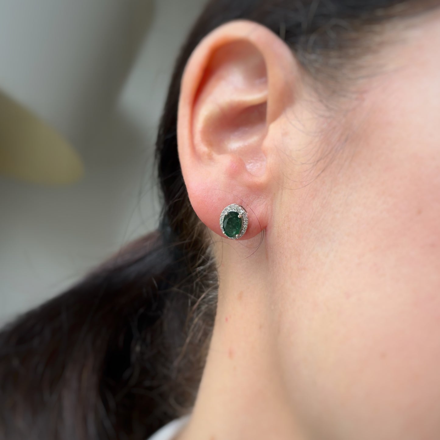 Aretes en oro blanco 14k con esmeralda y halo de diamantes 0.20ctw y tope de tornillo