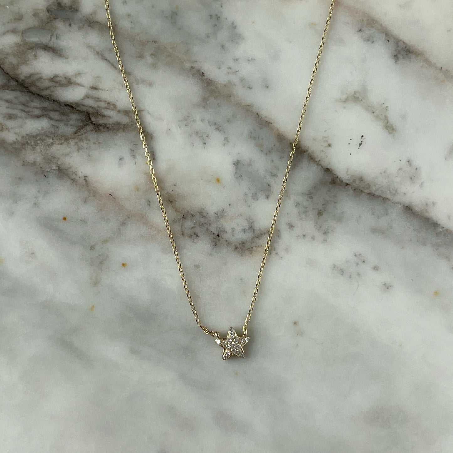 Collar en amarillo 14k y estrella mini de diamantes 0.05ctw