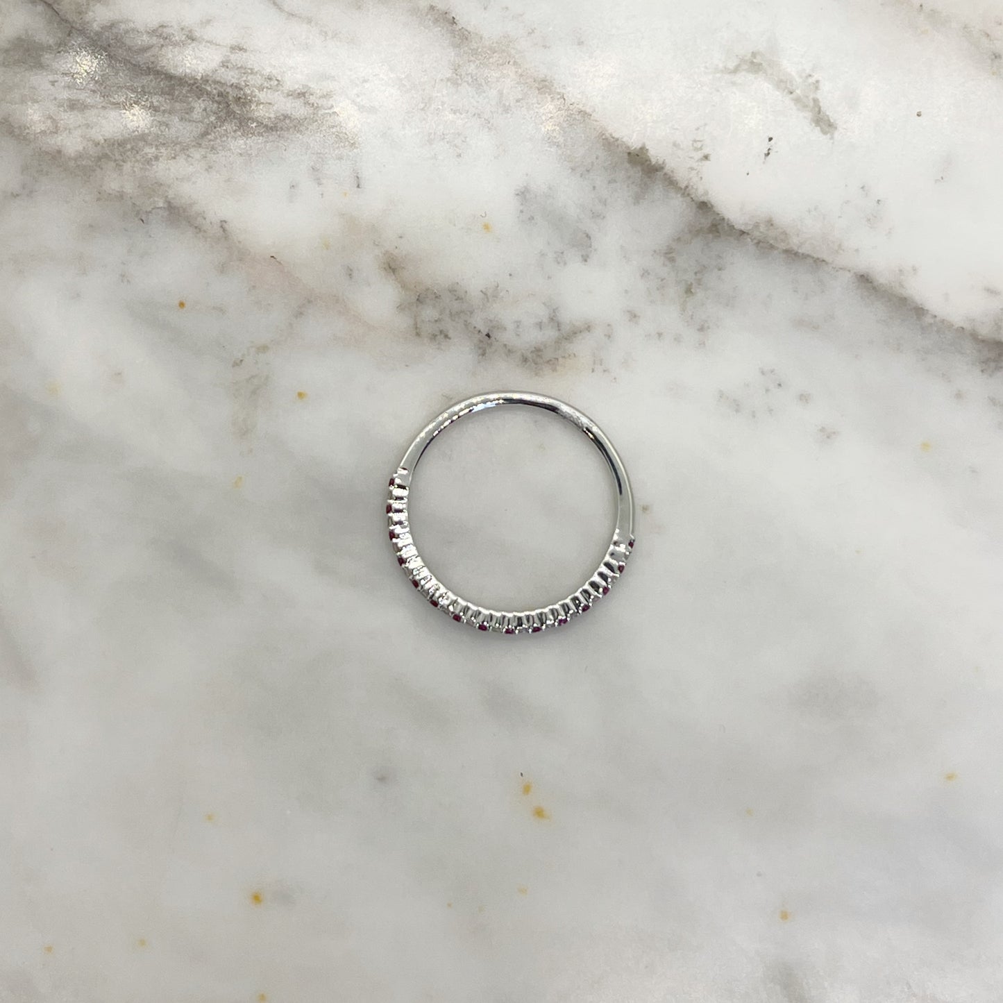 Anillo finito en oro blanco de 14k con rubíes y diamantes 0.06ctw
