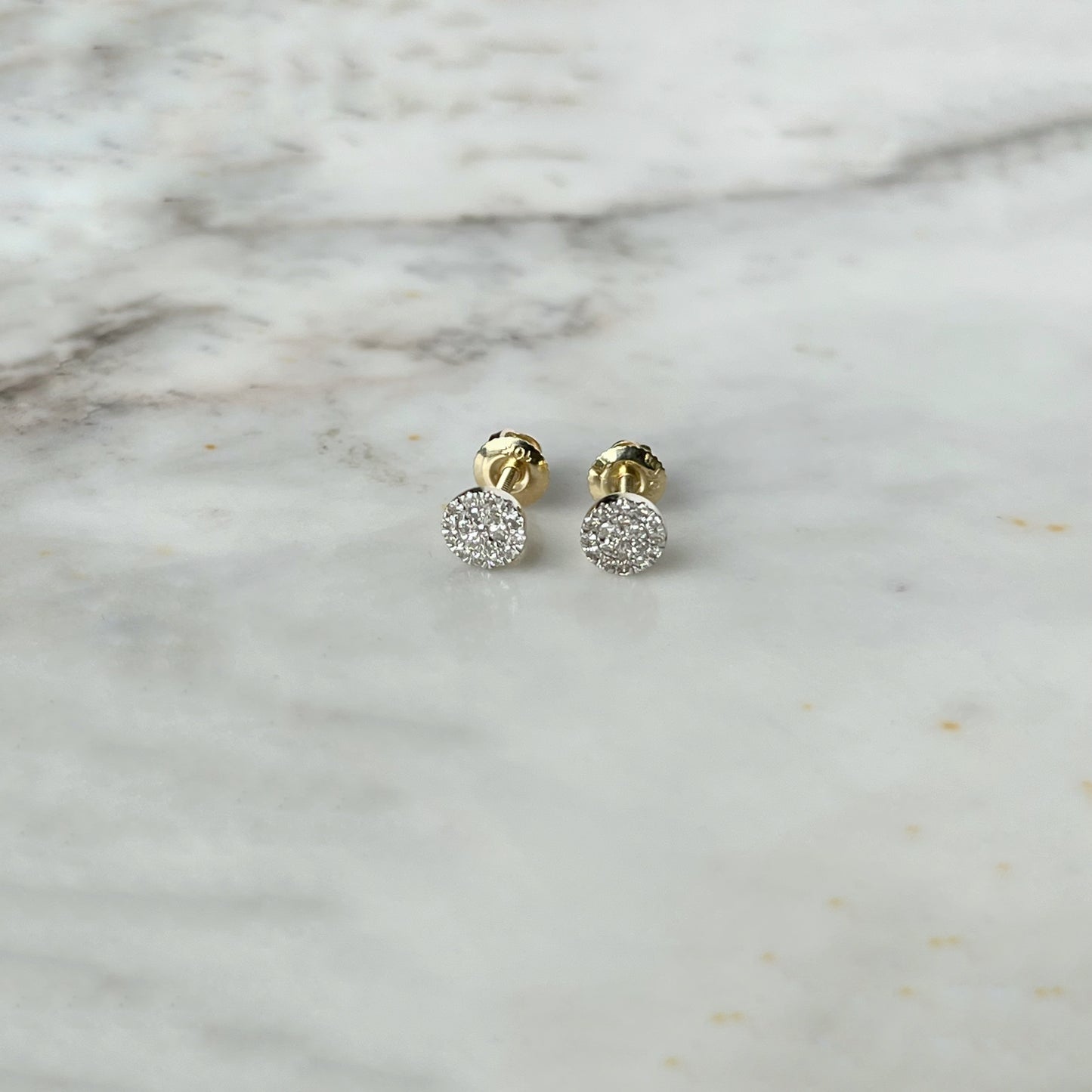 Aretes de círculo en oro amarillo de 10k con diamantes 0.12ctw con tope de tornillo