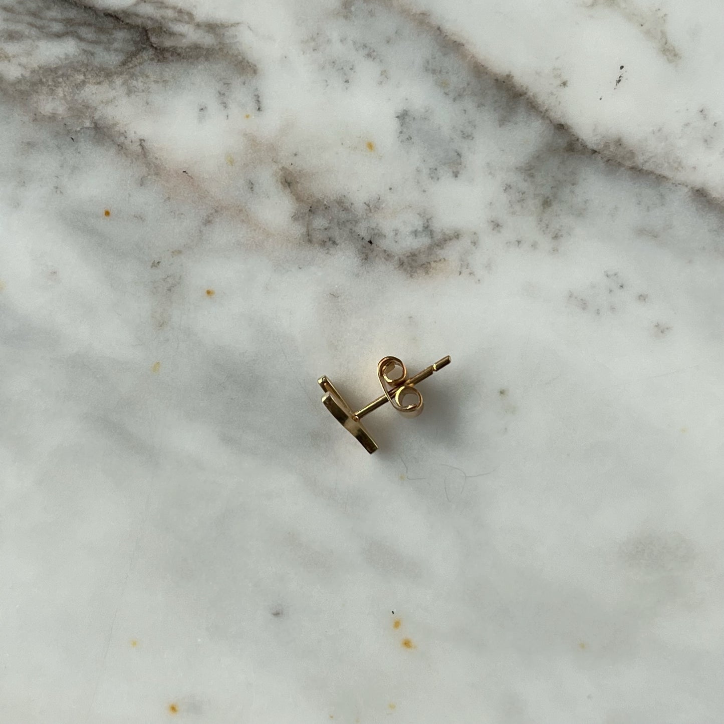 Arete Single en Oro Amarillo 18k de Hueso de la Suerte