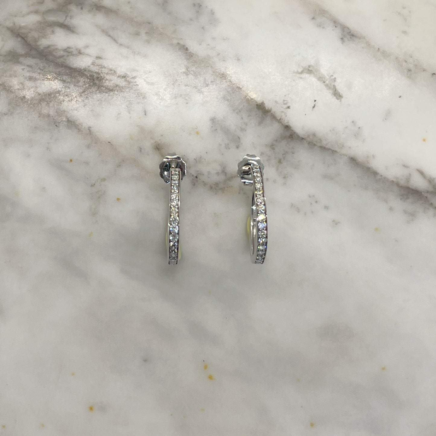 Argollas con mariposa en oro blanco 10 k con diamantes 0.50ctw