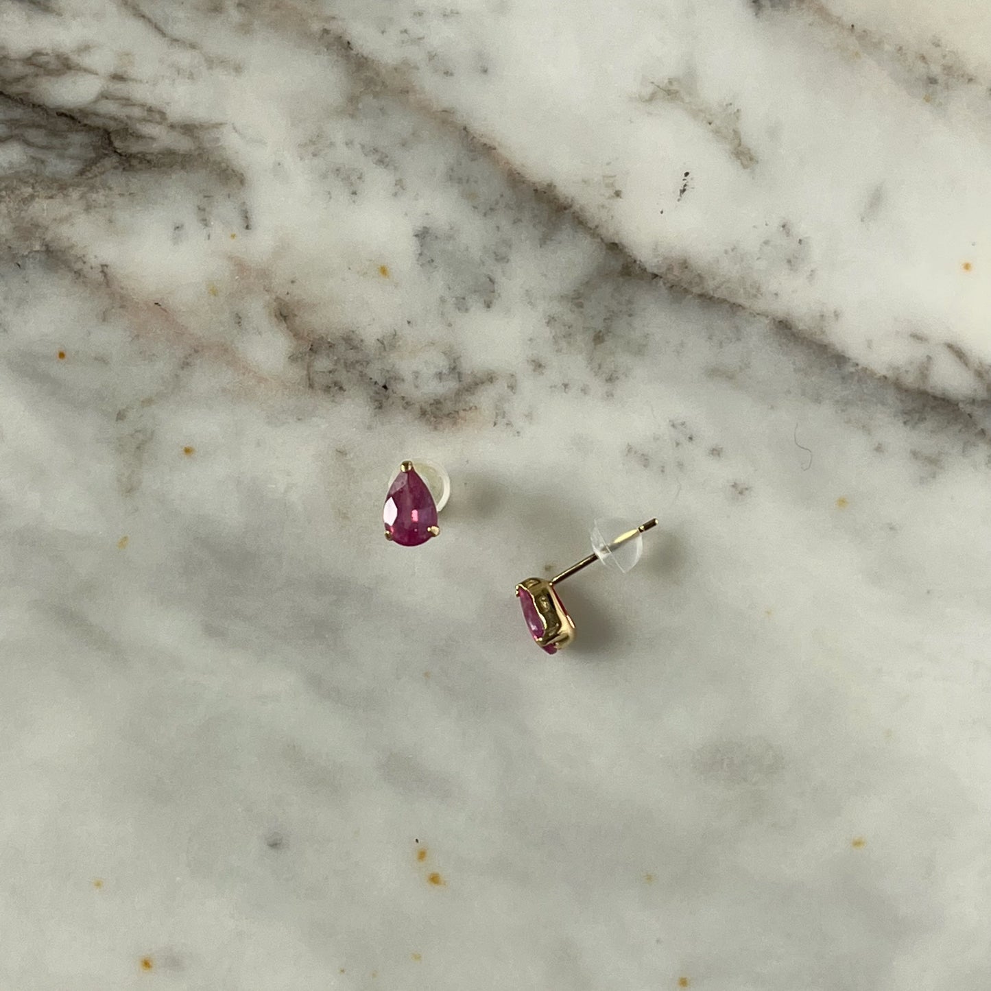 Aretes en oro amarillo 18k con rubí forma de gota 1ctw