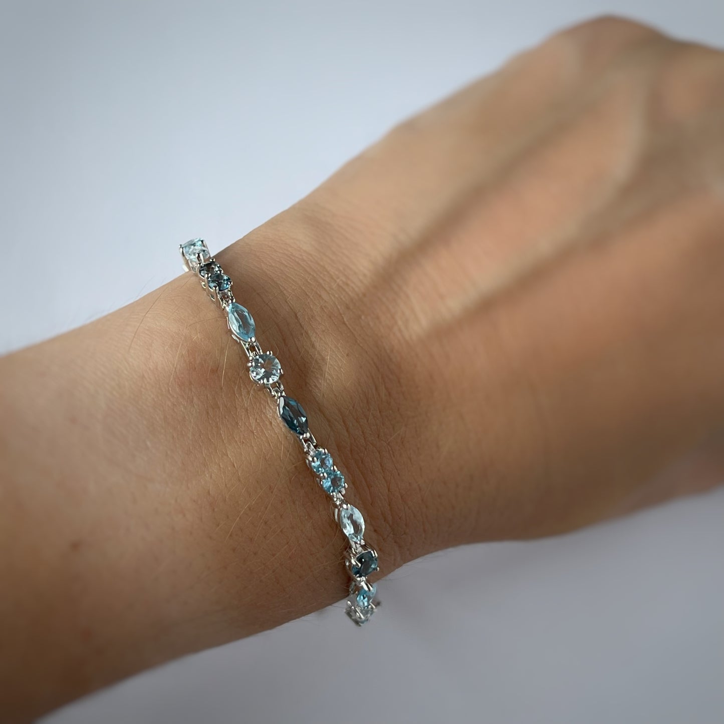 Pulsera de plata con topacio en varias formas y tonos