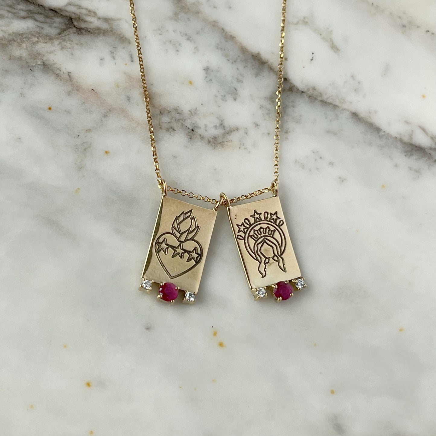 Escapulario de dos medallas de oro 14k con diamantes y rubíes en cadena rolo