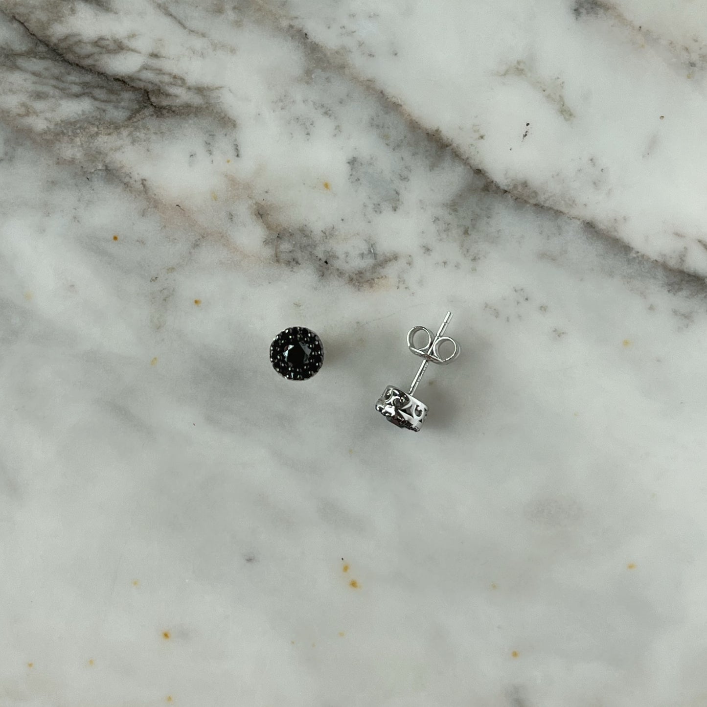 Aretes de plata con diamantes negros y halo 0.50ct