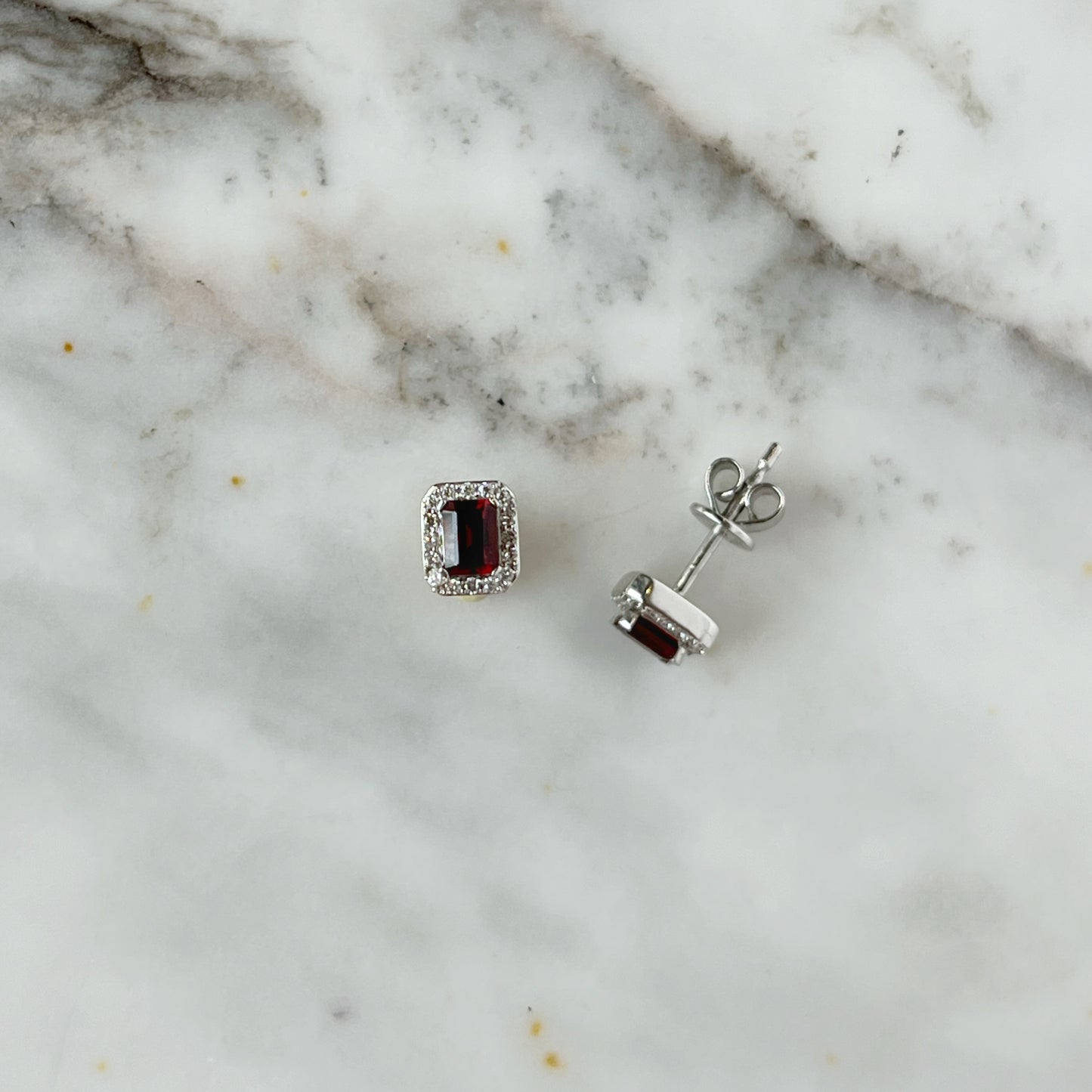 Aretes en oro blanco 10k con granate rectangular y halo de diamantes 0.10ctw
