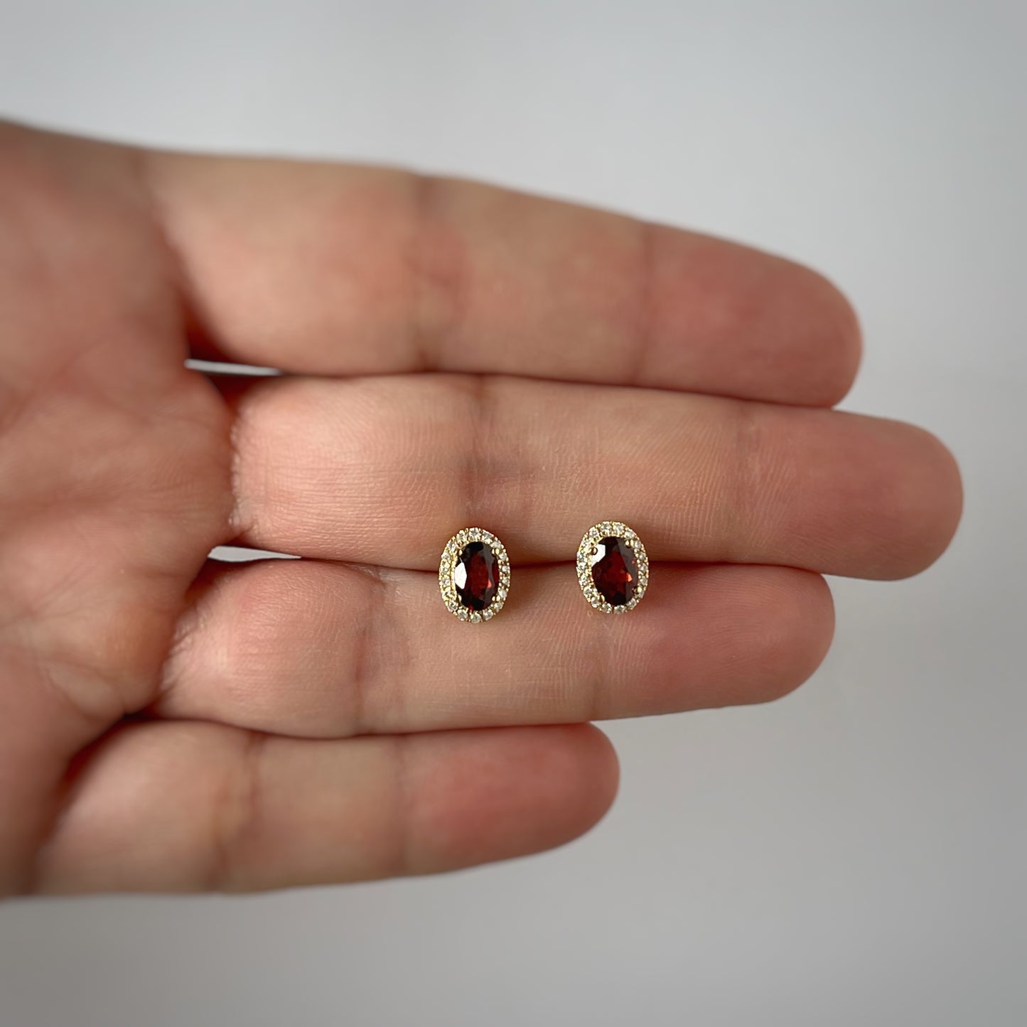 Aretes en oro amarillo 14K con granate y halo de diamantes 0.15ctw