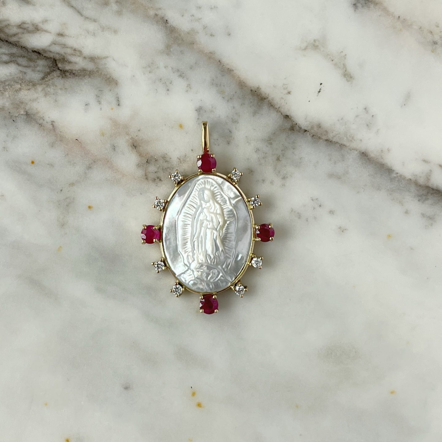 Medalla de la virgen de guadalupe de madre perla con borde de oro 18k con rubíes y diamantes
